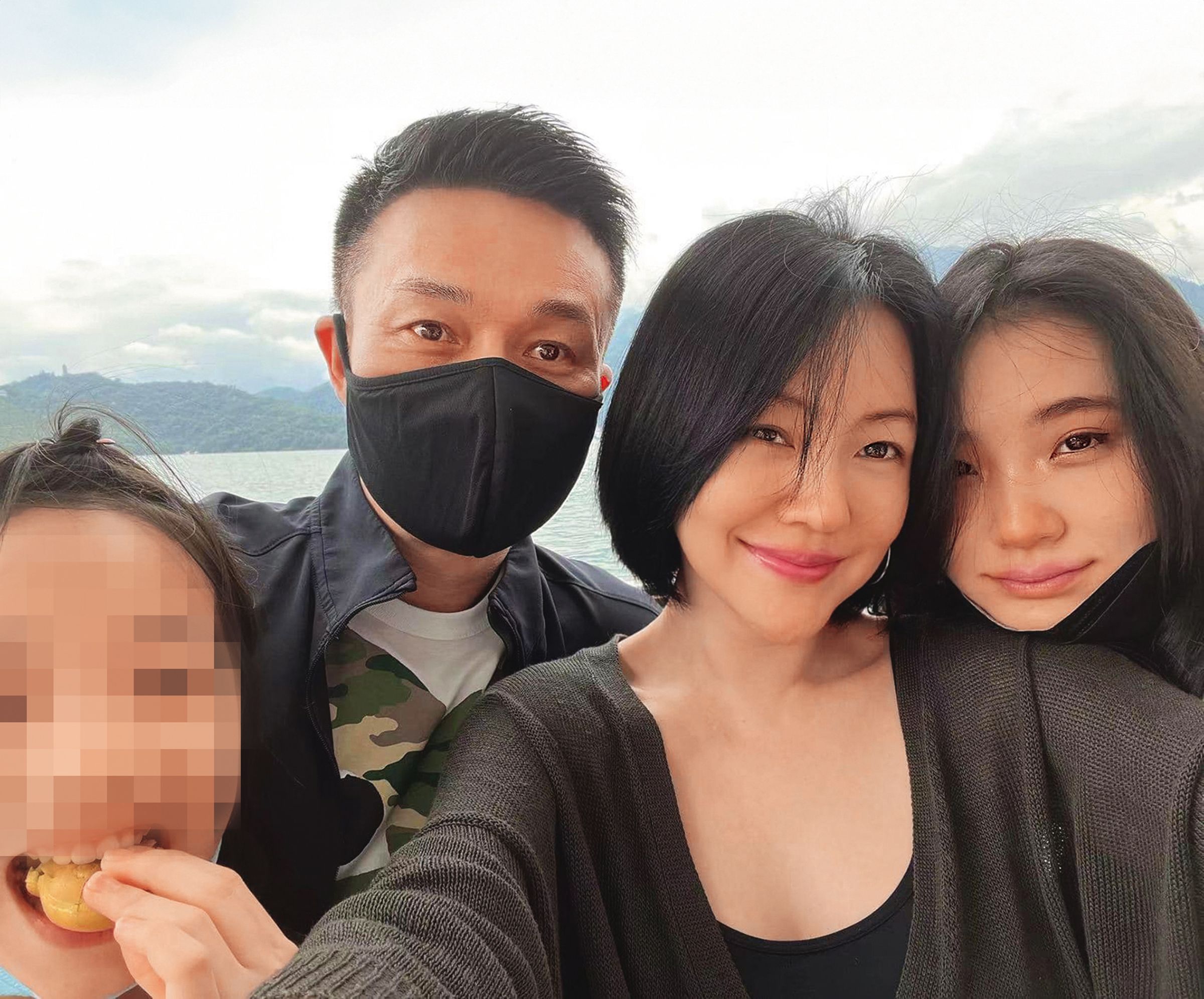 小S(右二)和許雅鈞(左二)育有3個女兒,如今都已出落得亭亭玉立。(翻攝自小S徐熙娣臉書)