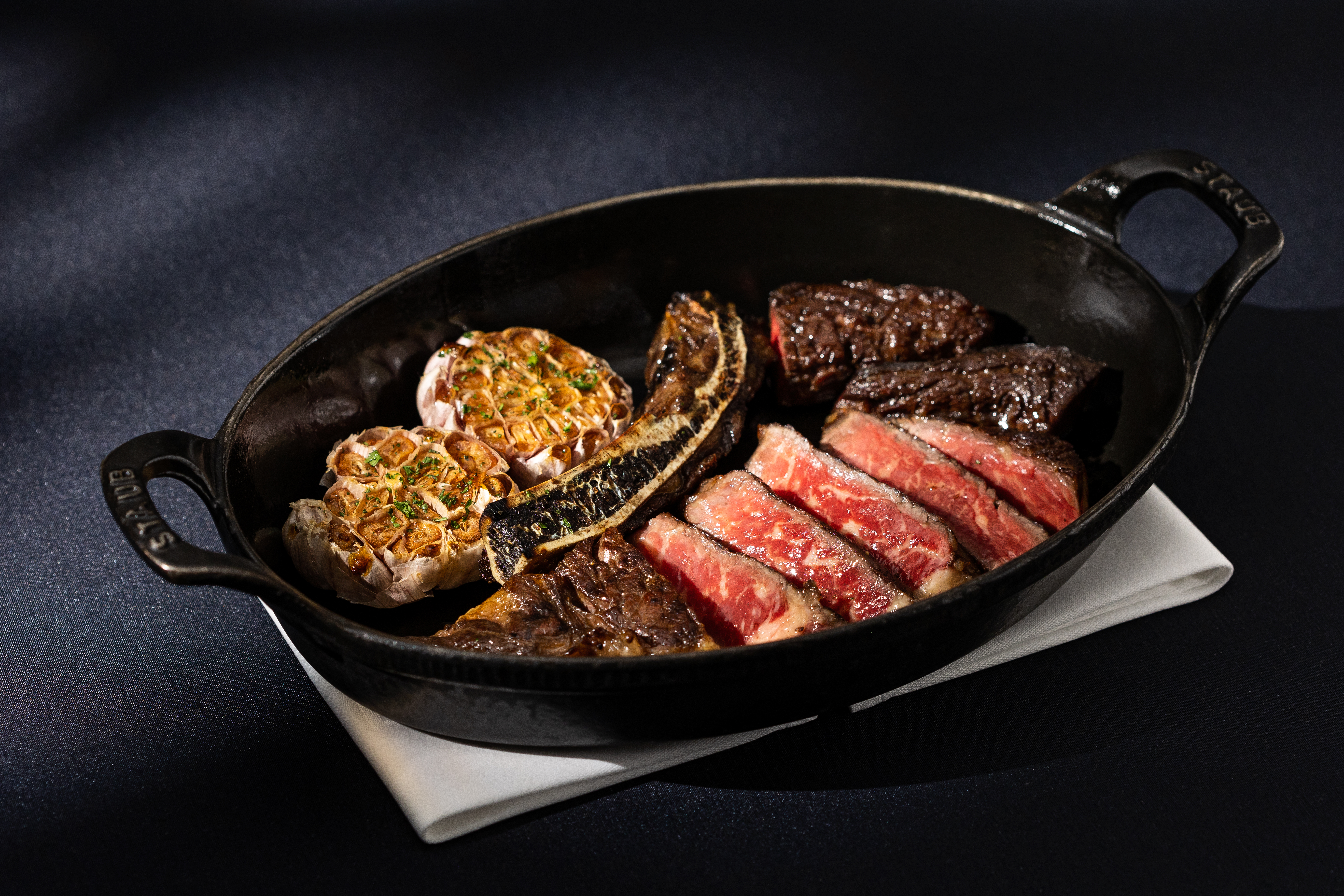 「A Legacy」為澳洲草飼純血和牛，牛隻飼養時間長達8年以上，肉質油脂呈鵝黃琥珀色澤，罕見稀有，A CUT全台獨家推出。