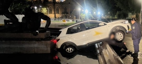 澳洲有名外送員無照開車撞進噴泉池，出事後「竟坐駕駛座爽吃麥當勞」。 （翻攝自X）