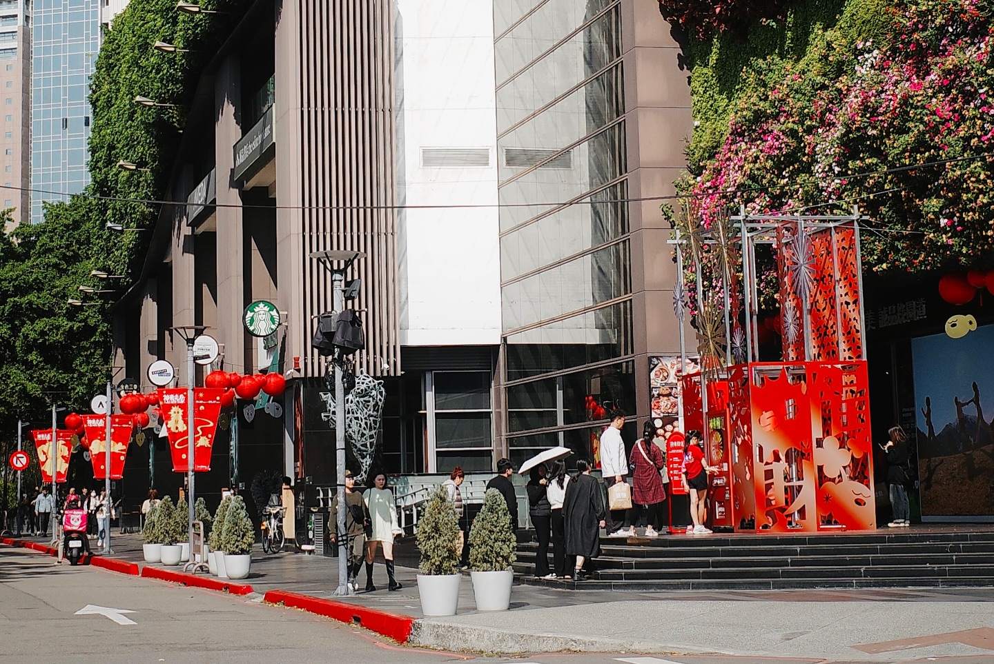 台中勤美誠品綠園道旁（畫面左方）近45天內發生3起墜樓案，業者表示已全面加裝防護網，也將加強安全巡邏。（翻攝自臉書勤美 誠品綠園道）