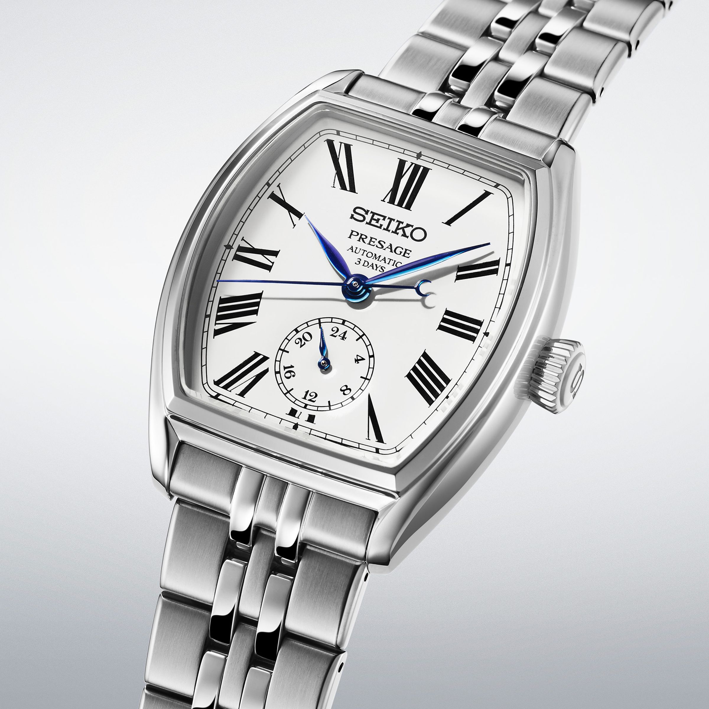 SEIKO SPB537J1是品牌久違的新款酒桶錶,導入白色琺瑯加藍鋼針的公式組合。