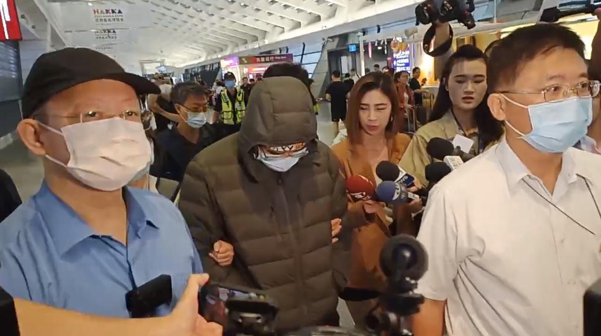 農業粉專「Lin bay好油」版主林裕紘遭爆自導自演被恐嚇，今從奧地利搭機返抵國門，全程不發一語。（翻攝畫面）