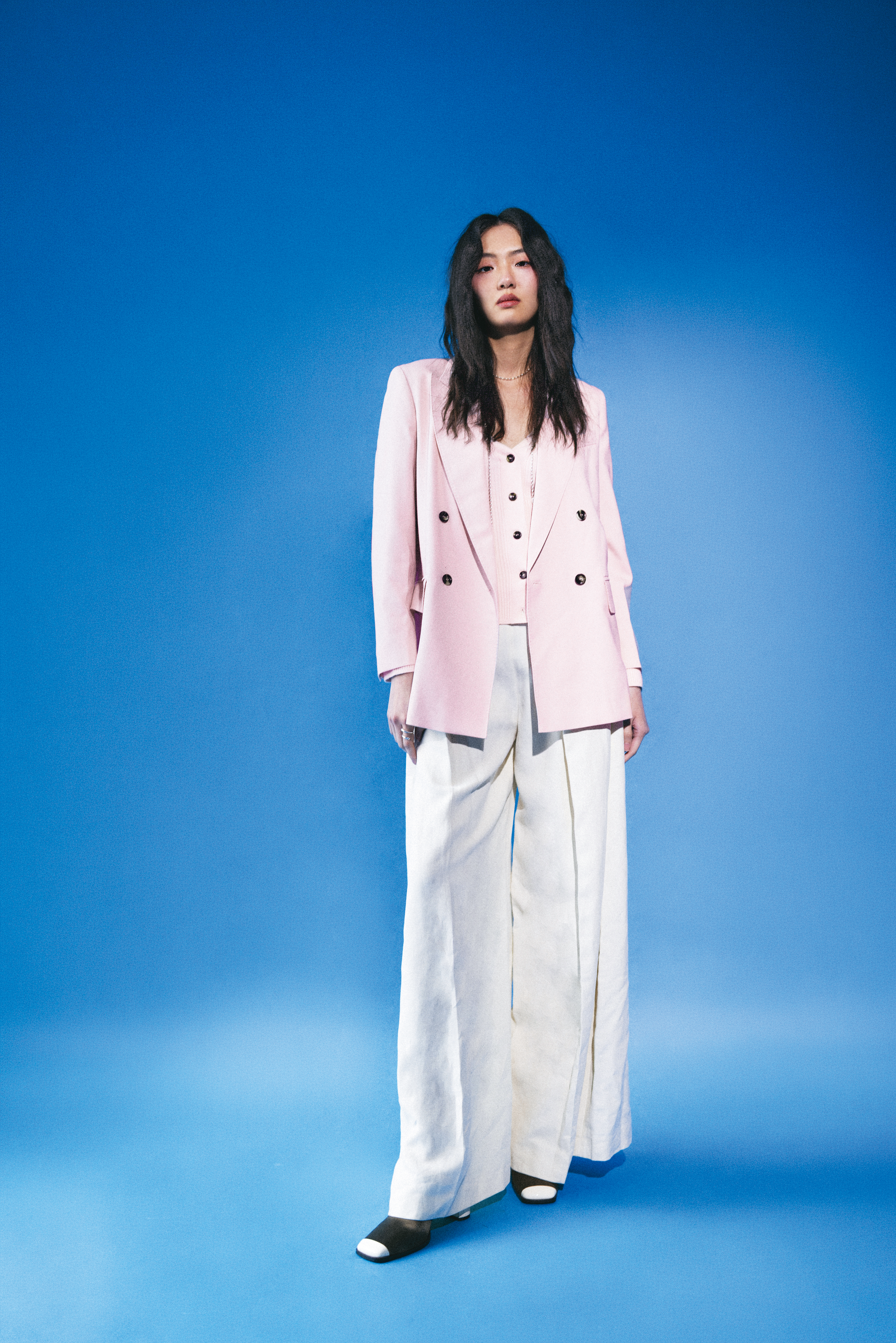 粉色羊毛西裝外套 NT$62,800 by Max Mara；粉色羊毛上衣 NT$24,800 by Max Mara；Landford長褲 NT$78,500 by Loro Piana；Alba高跟穆勒鞋 NT$62,000 by Loro Piana；長項鍊 NT$18,700 by Georg Jensen；Mercy Twist戒指 NT$8,000 by Georg Jensen。