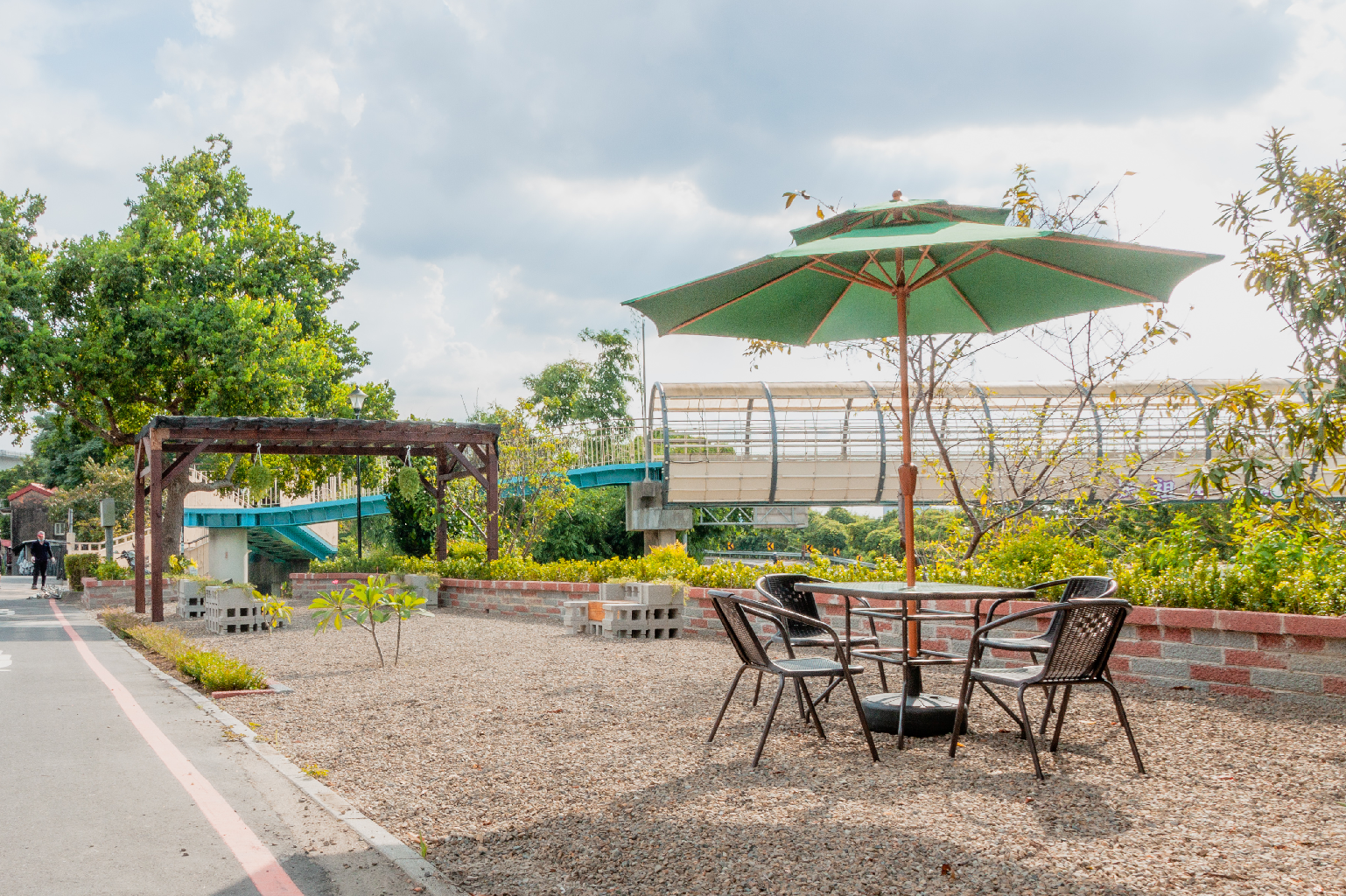 ▲溪頭老街的這處小院原本是國有地,但被亂停車侵佔,不只髒亂長輩也很難通行,改造後煥然一新變成里民美麗的休憩園地。(新北市政府城鄉發展局提供)