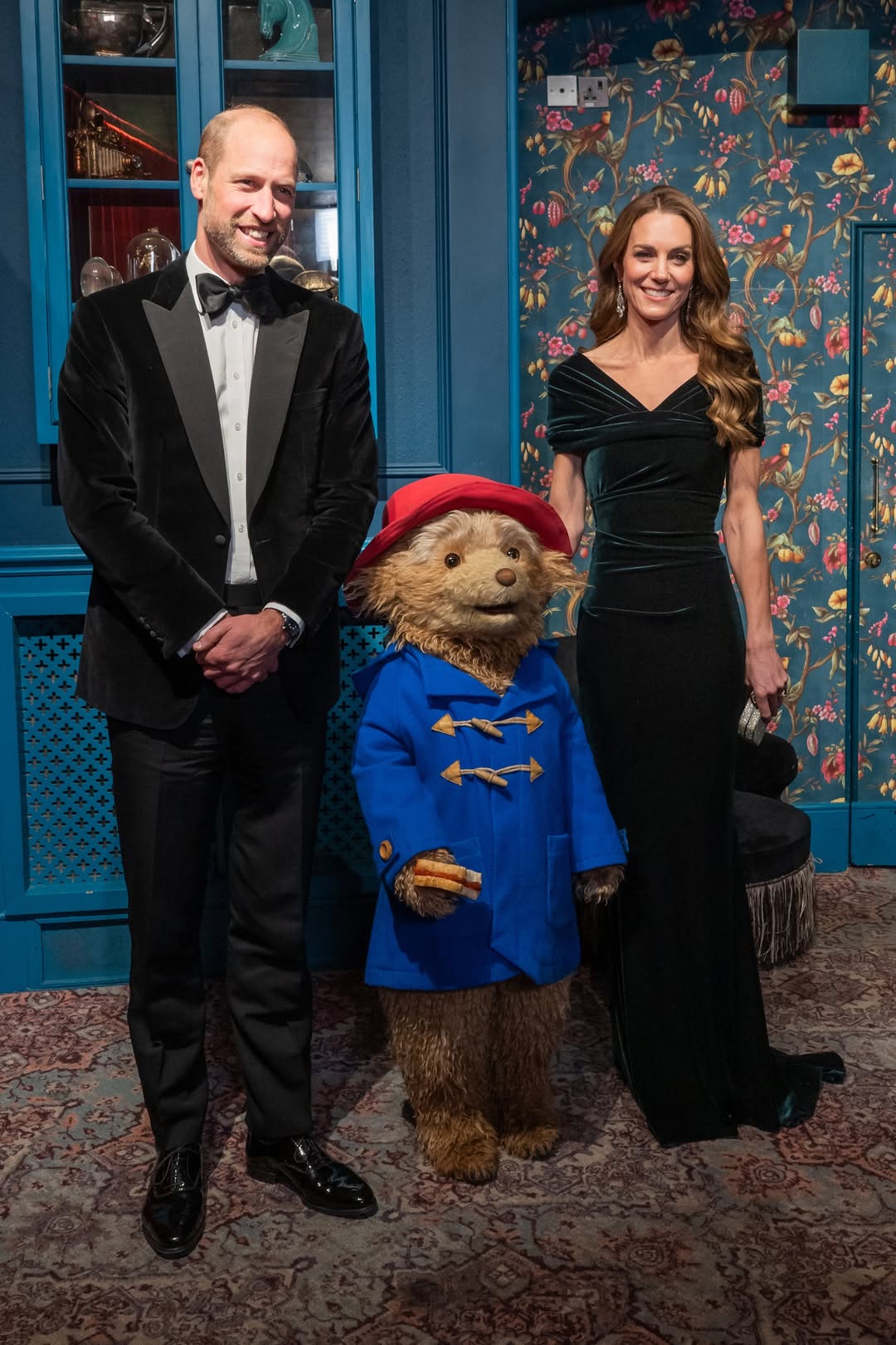 威廉和凱特跟柏靈頓小熊留下可愛合照。（翻攝paddingtonthemusical IG）