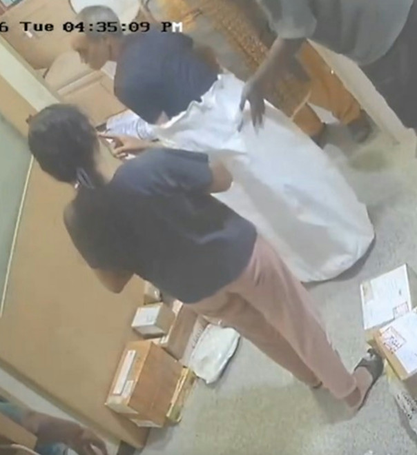 老翁被塞在麻布袋中呼吸困難,差點窒息喪命。(翻攝影片)