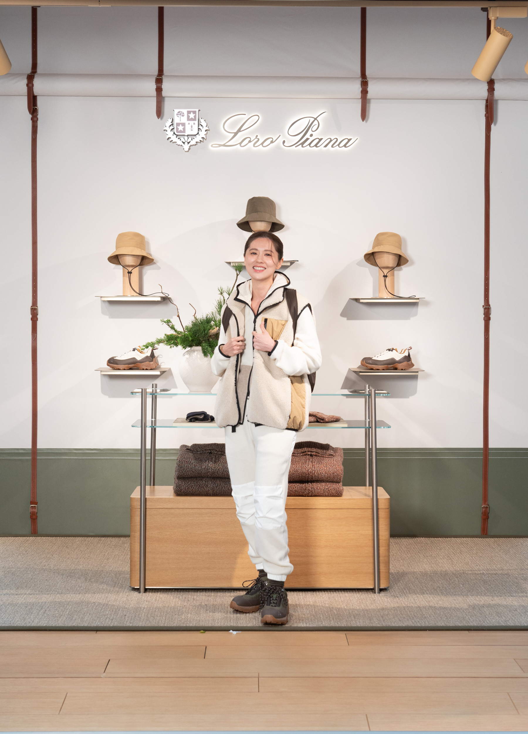 林予晞大讚服裝的機能性，表示適合玩攝影的人。（Loro Piana提供）