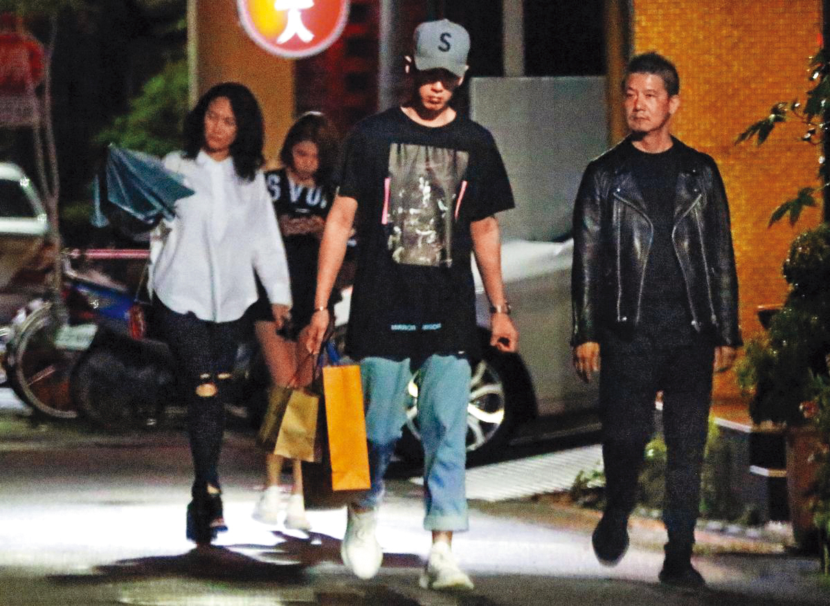 柯震東（右二）和李毓芬（左二）談過認真的戀愛，女方也常和柯爸（右一）、柯媽（左一）聚會，柯震東坦承李毓芬是他最想結婚的前女友。