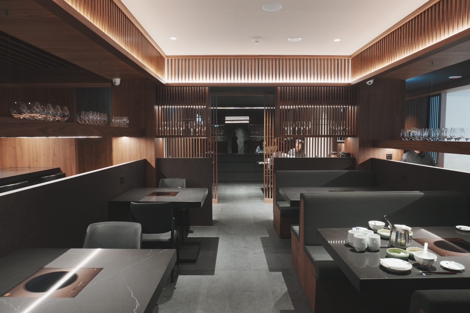 「SHABU ZEN」空間低調簡約，以自然石材、木材為空間主體。