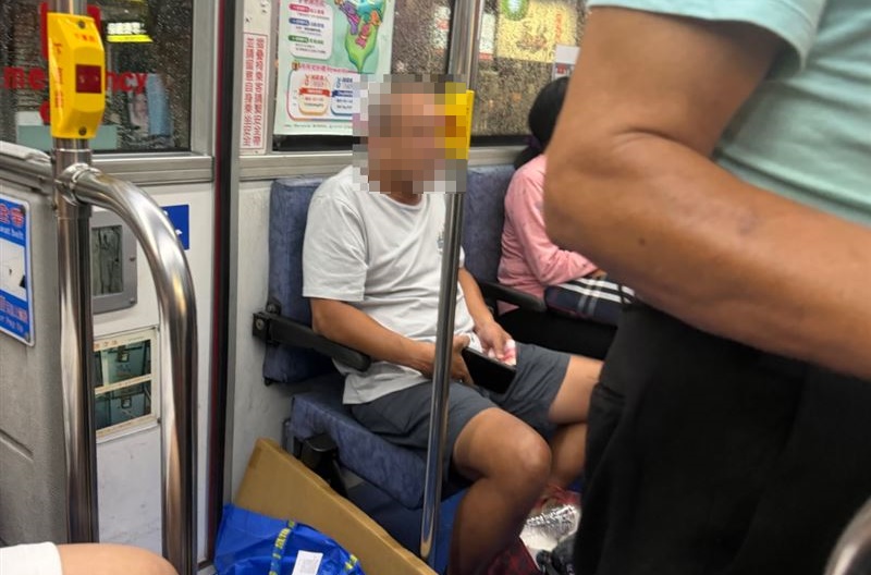 一名網友14日搭乘221路線公車時目擊,目睹疑似碰瓷勒索事件。(翻攝自Threads@kt_039217)