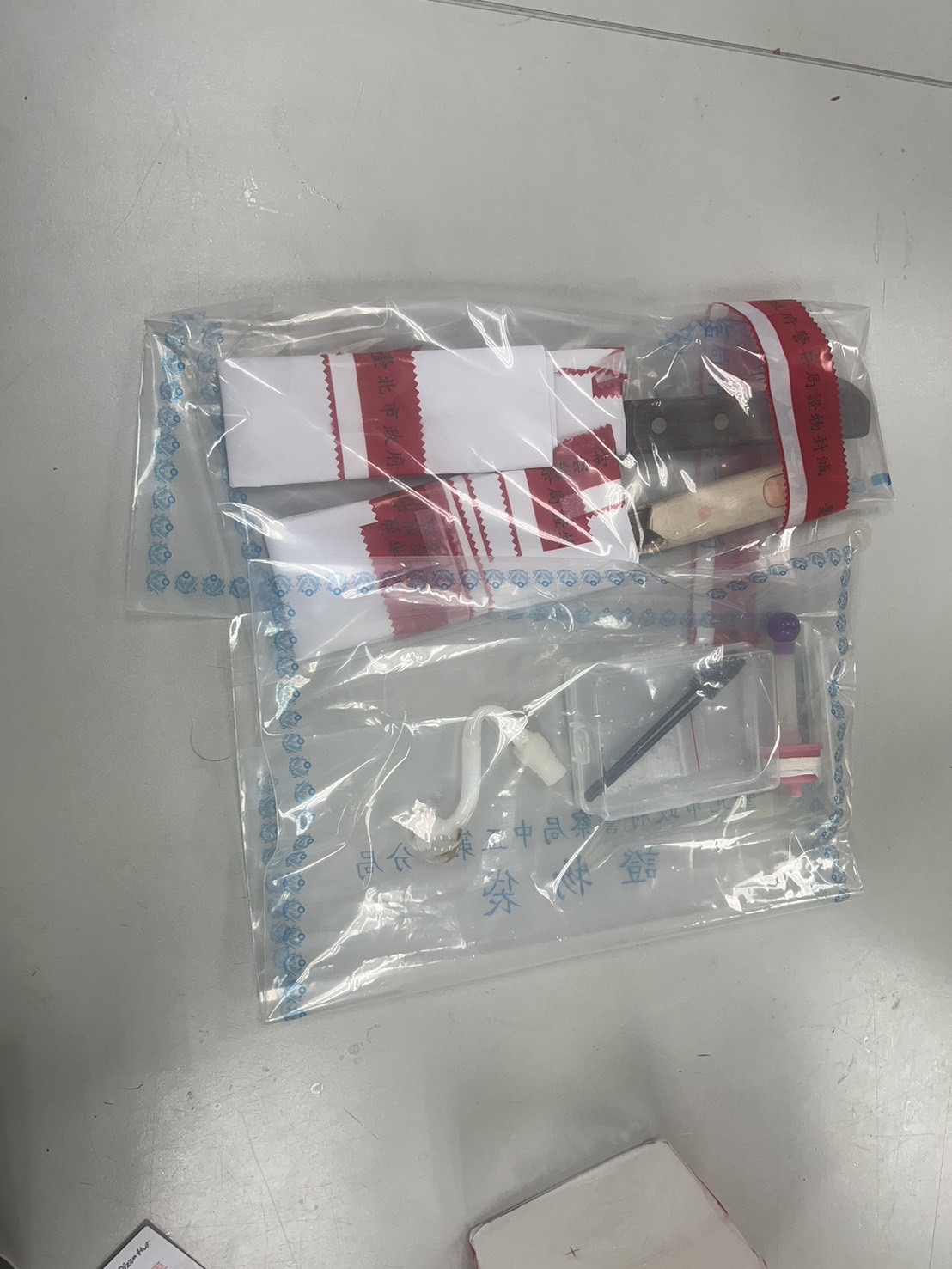 警方在程女包包內起出毒品及吸食器。(翻攝畫面)