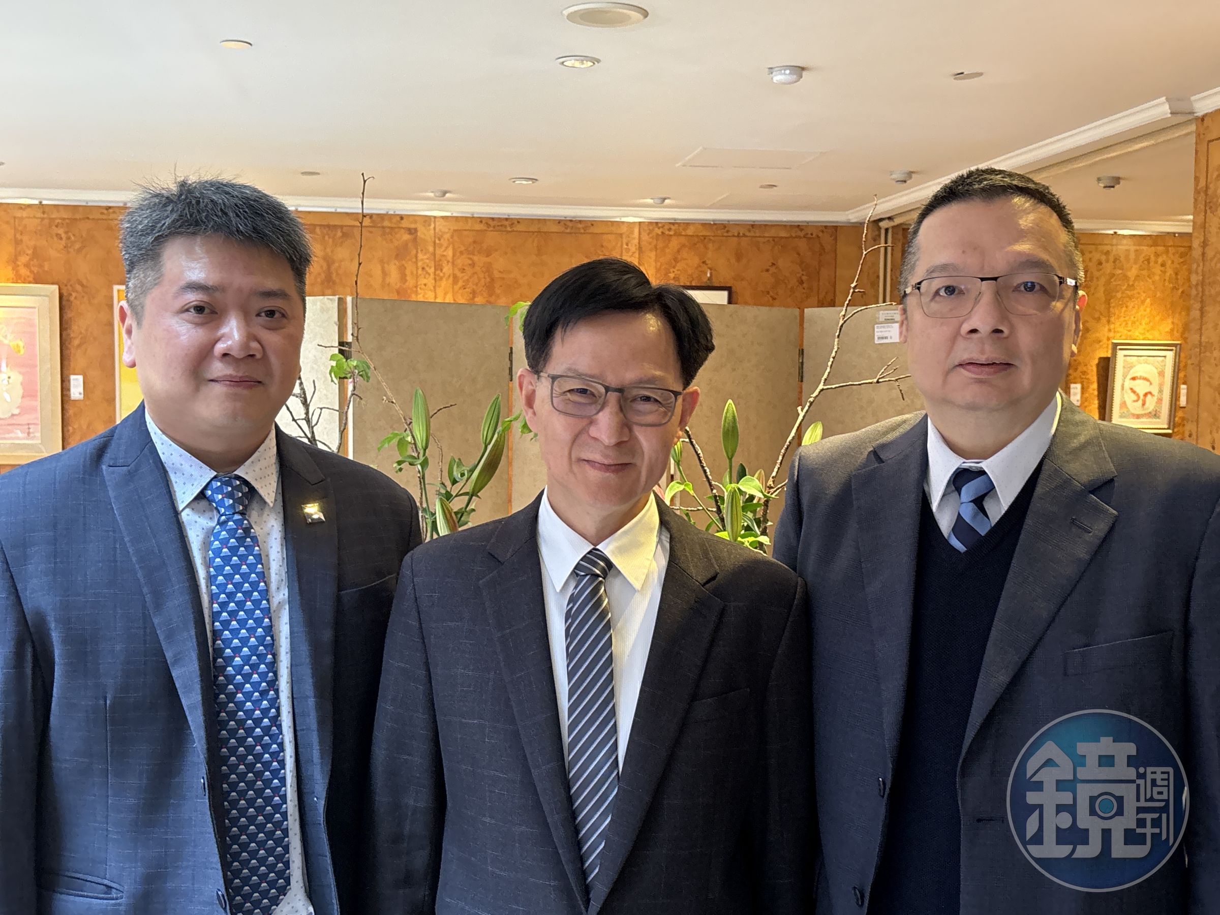 聖暉集團旗下聖暉總經理賴銘崑(中)表示,將步步為營讓今年營收繼續成長。右為朋億總經理馬蔚(右)及銳澤總經理曾建程(左)。