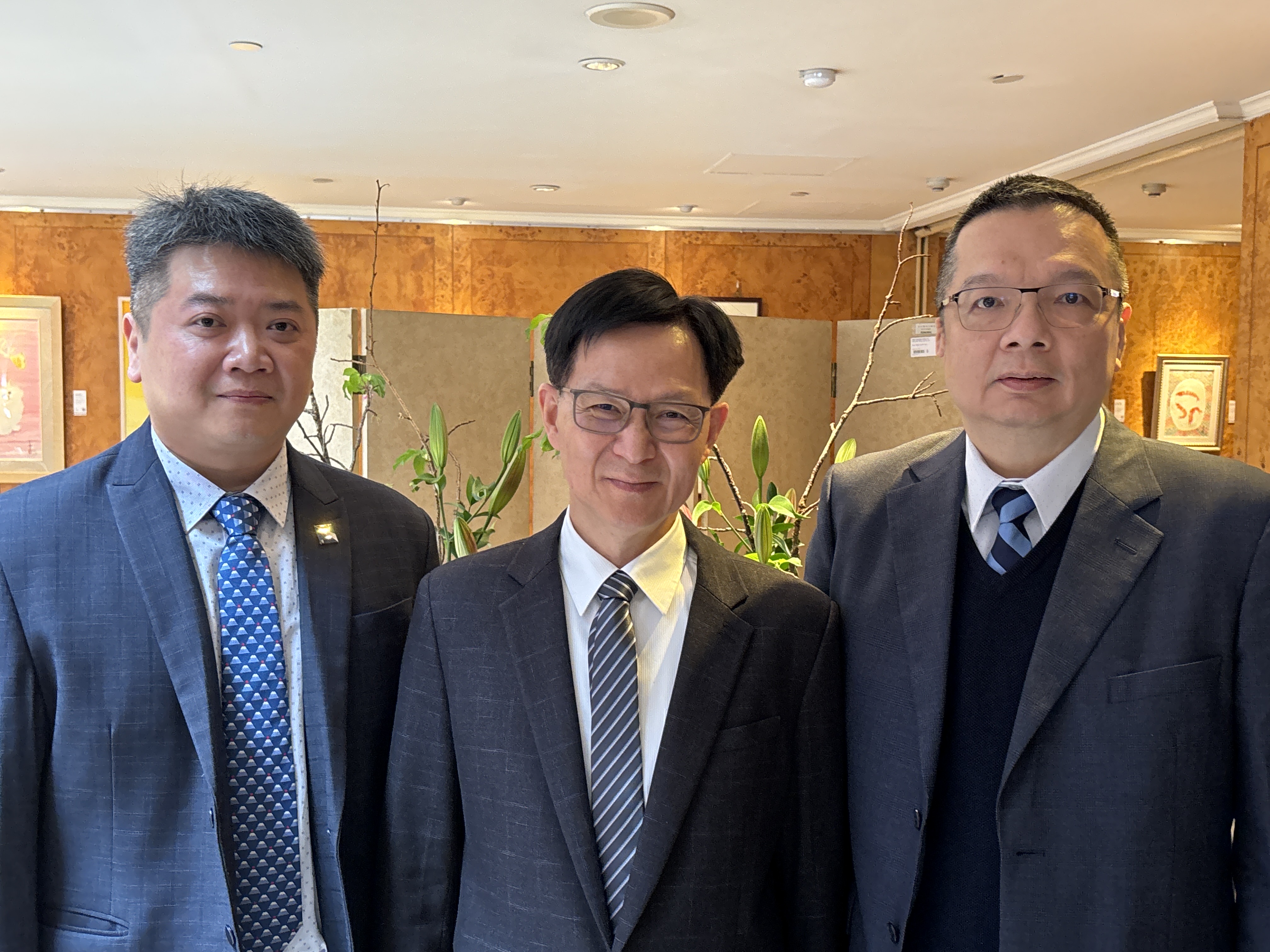聖暉集團旗下聖暉總經理賴銘崑（中）表示，將步步為營讓今年營收繼續成長。右為朋億總經理馬蔚（右）及銳澤總經理曾建程（左）。