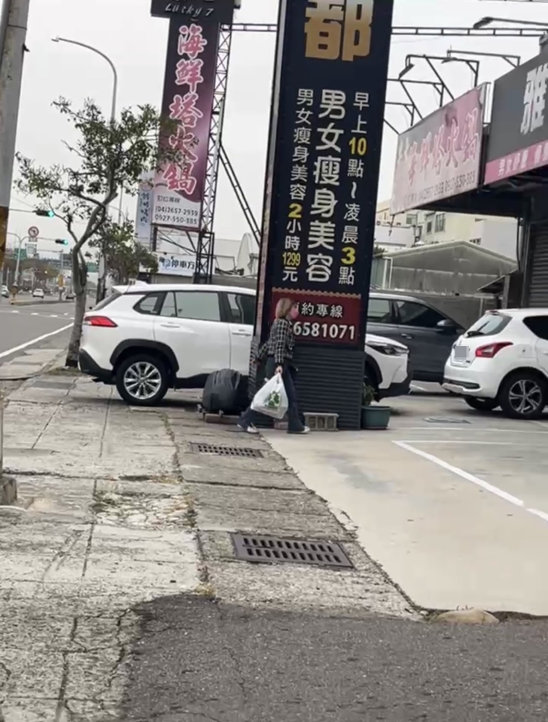 郭主任的座車常停在按摩店前。（讀者提供）