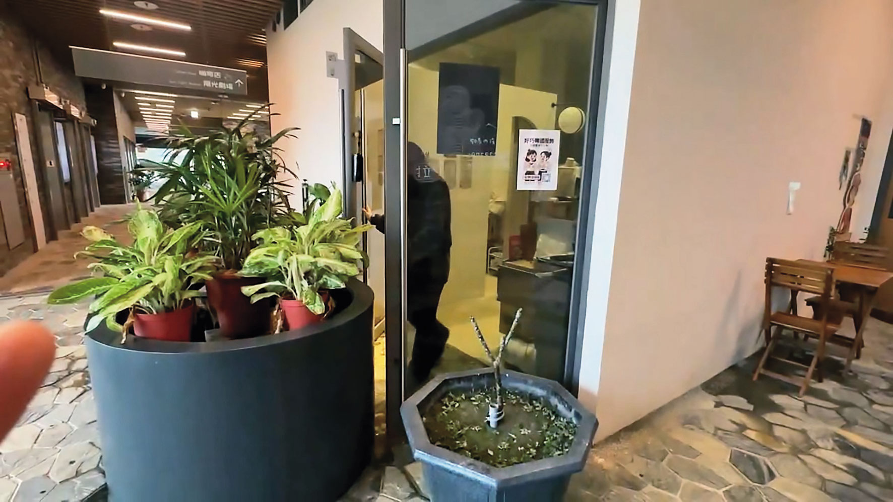 營運廠商先前以盆栽擋住有異議店家的出入口，鬧上新聞版面，原民局因此出面協調。（讀者提供）