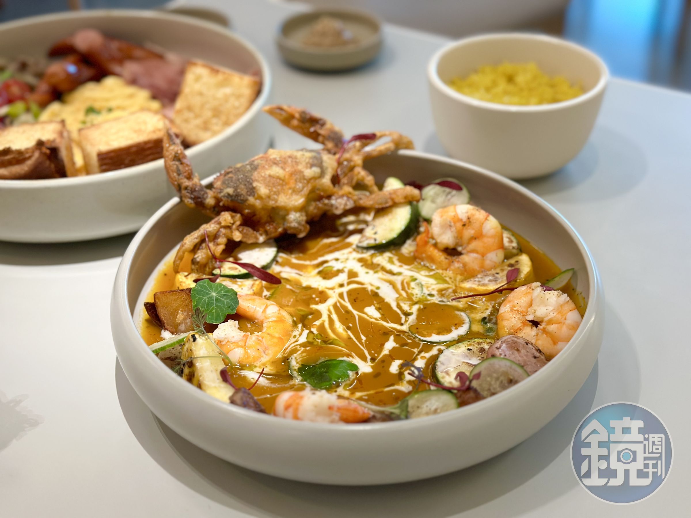 「香料南洋咖哩」醬汁重味豐富，搭著軟殼蟹及白蝦一起吃，很配飯。（480元／份）