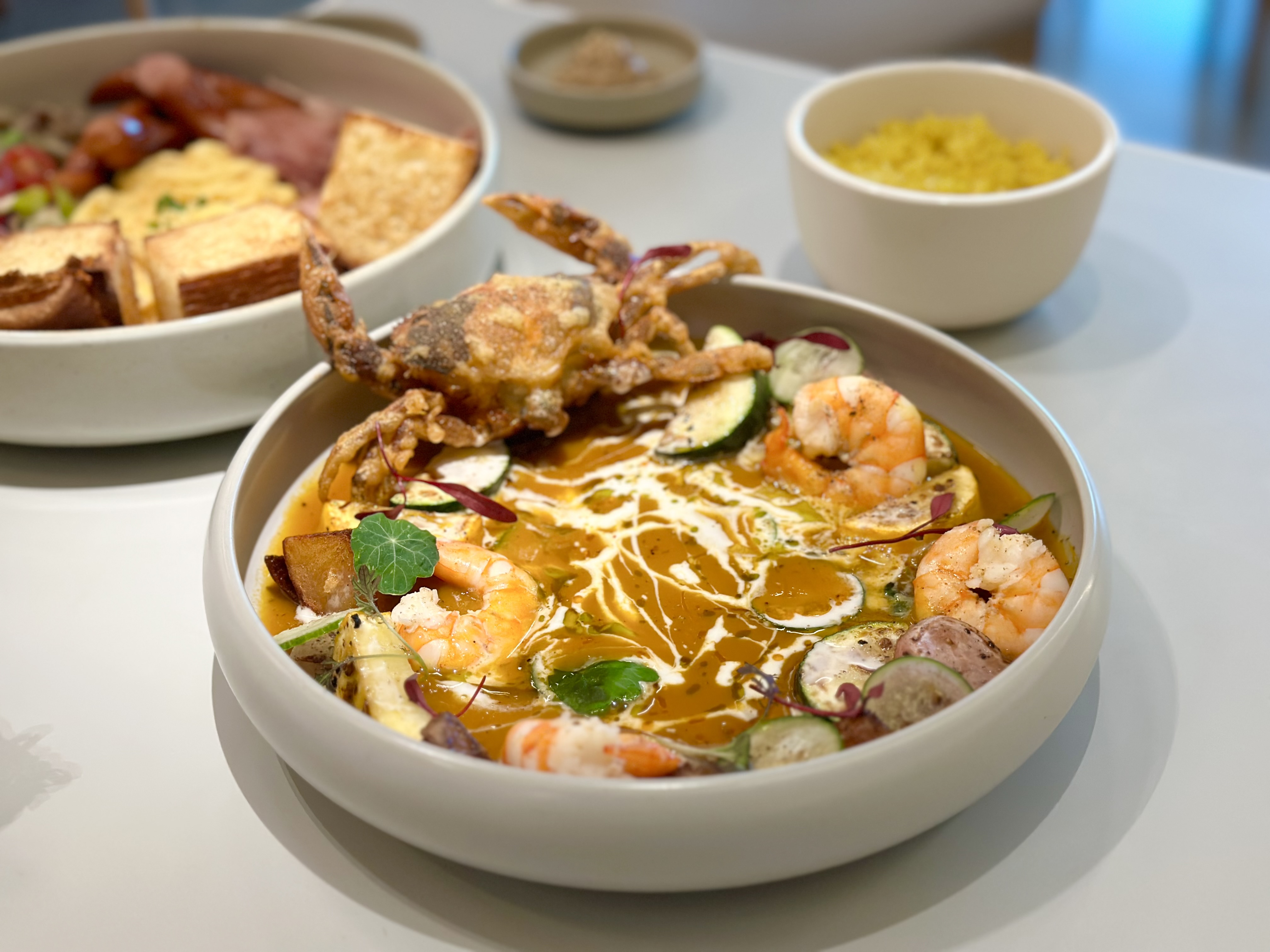 「香料南洋咖哩」醬汁重味豐富，搭著軟殼蟹及白蝦一起吃，很配飯。（480元／份）