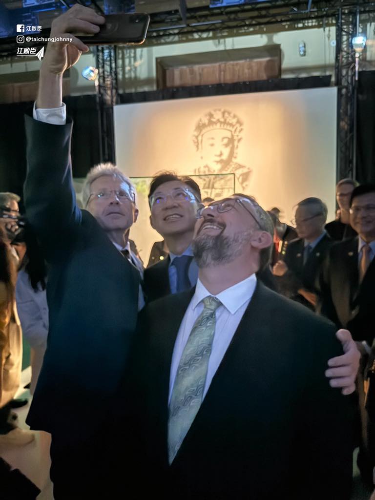 立委江啟臣隨團赴捷克訪問，翠玉白菜的展品後方是瑾妃的照片。（翻攝自江啟臣臉書）