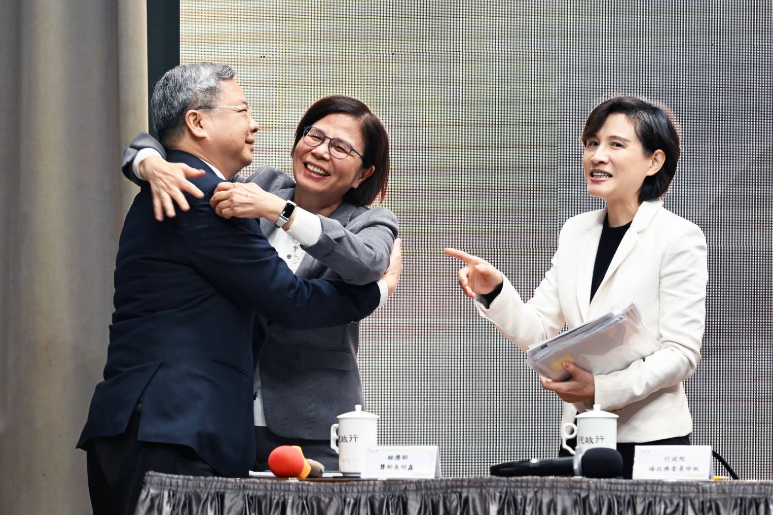 楊珍妮也與經濟部長龔明鑫擁抱。（鏡報林煒凱）