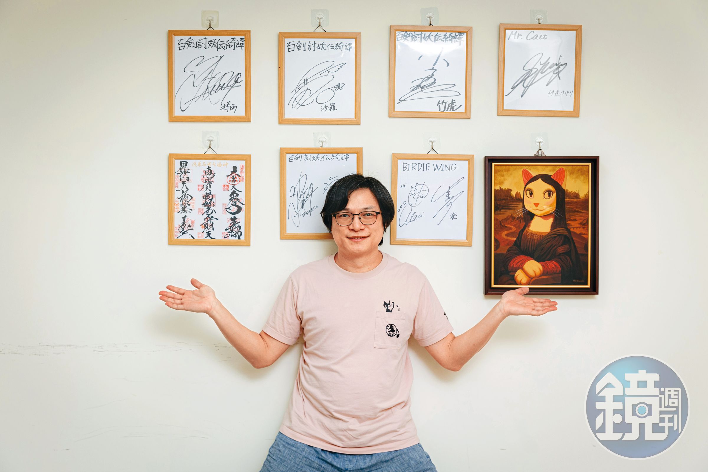 《百劍討妖傳綺譚》原本欲採用多國語言配音,郭秉鈞考量預算後決定以日語為主,牆上為聲優簽名。