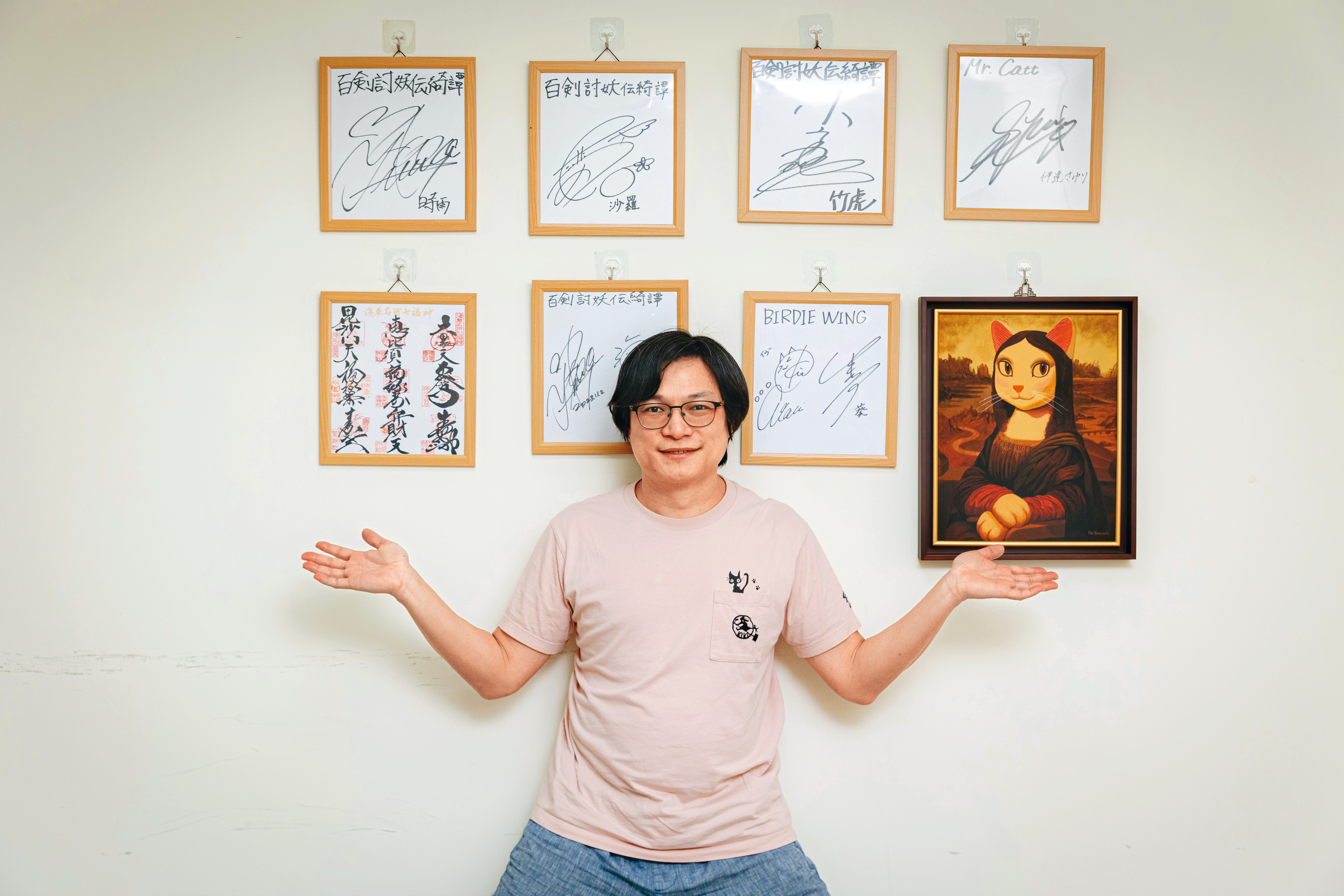 《百劍討妖傳綺譚》原本欲採用多國語言配音，郭秉鈞考量預算後決定以日語為主，牆上為聲優簽名。