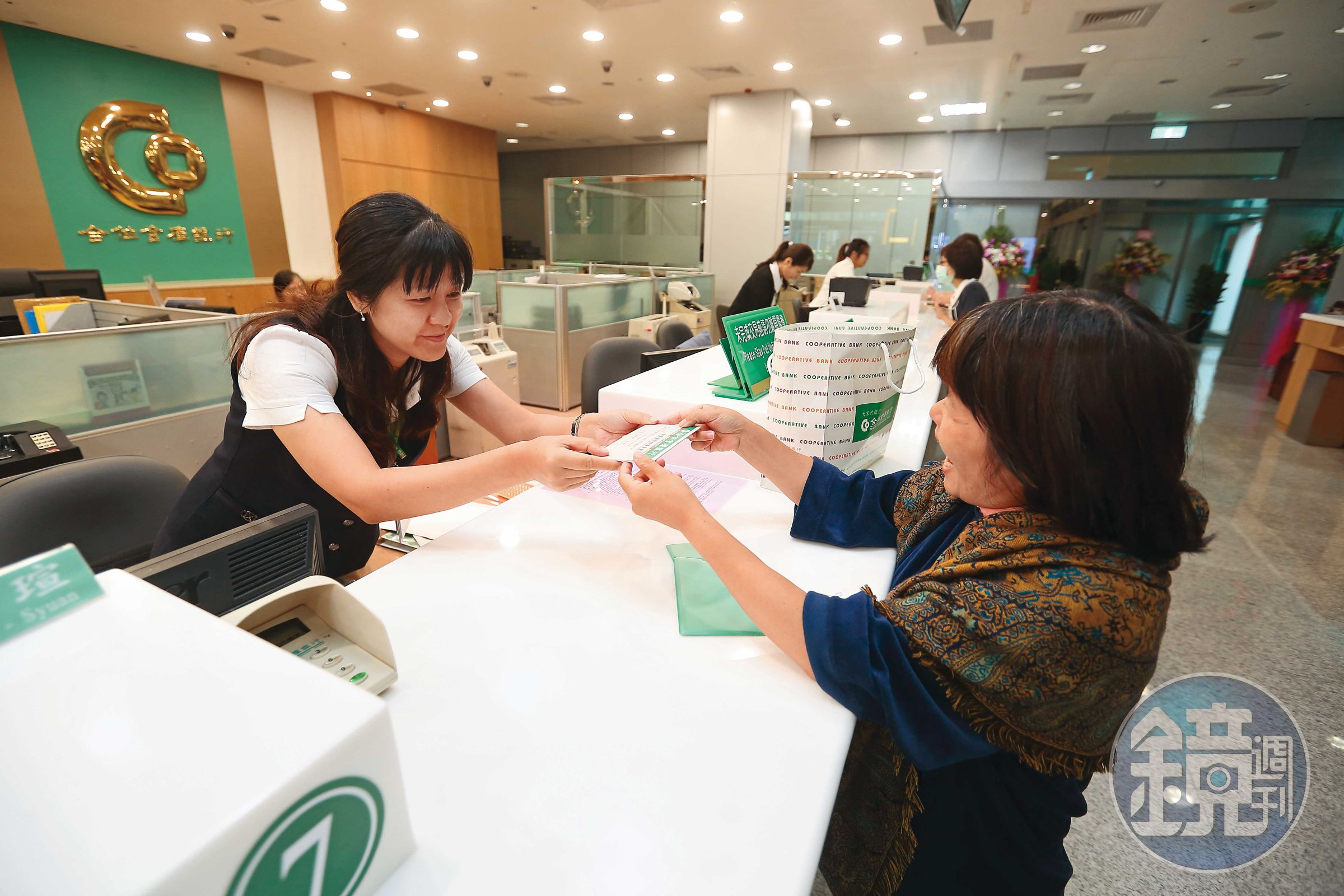 官股金控金身不倒,合庫金大方配發現金、也發股票,還原殖利率站上6%。
