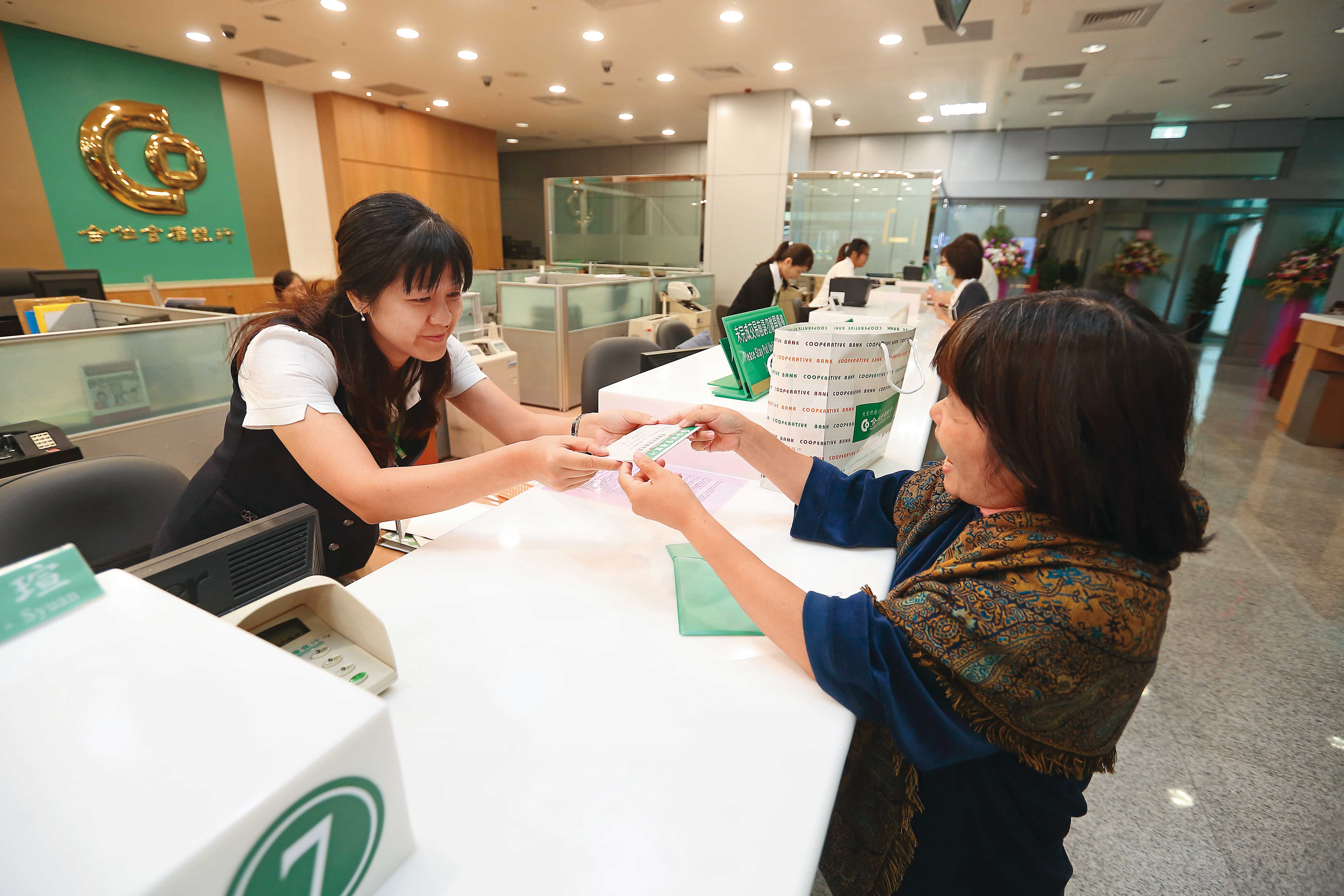 官股金控金身不倒，合庫金大方配發現金、也發股票，還原殖利率站上6％。