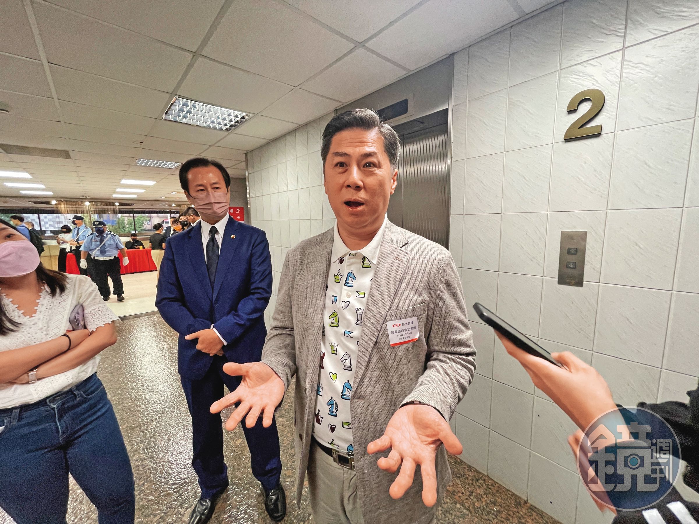 新光金大股東林伯翰(右)說,吳東亮迄今沒和反對派溝通過。