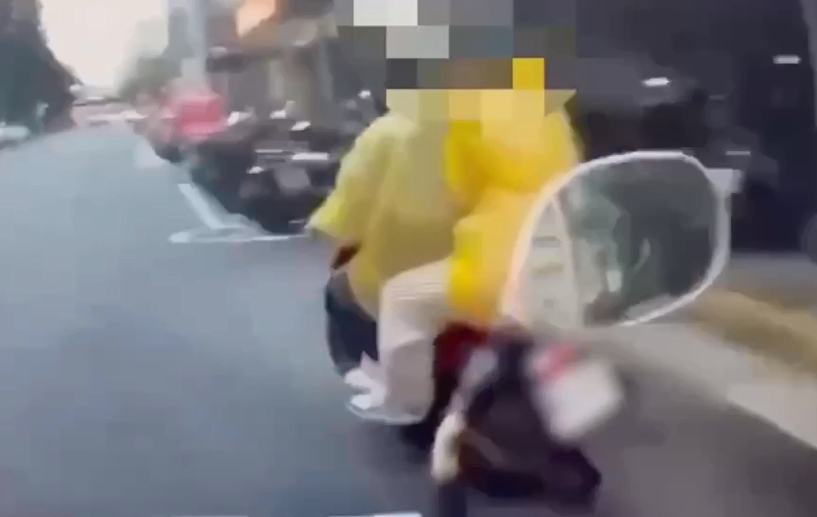 萬華警方執勤行經青年路，發現一對男女在未下雨天穿著拋棄式雨衣，行跡可疑，上前攔查爆發警匪追逐。（翻攝畫面）