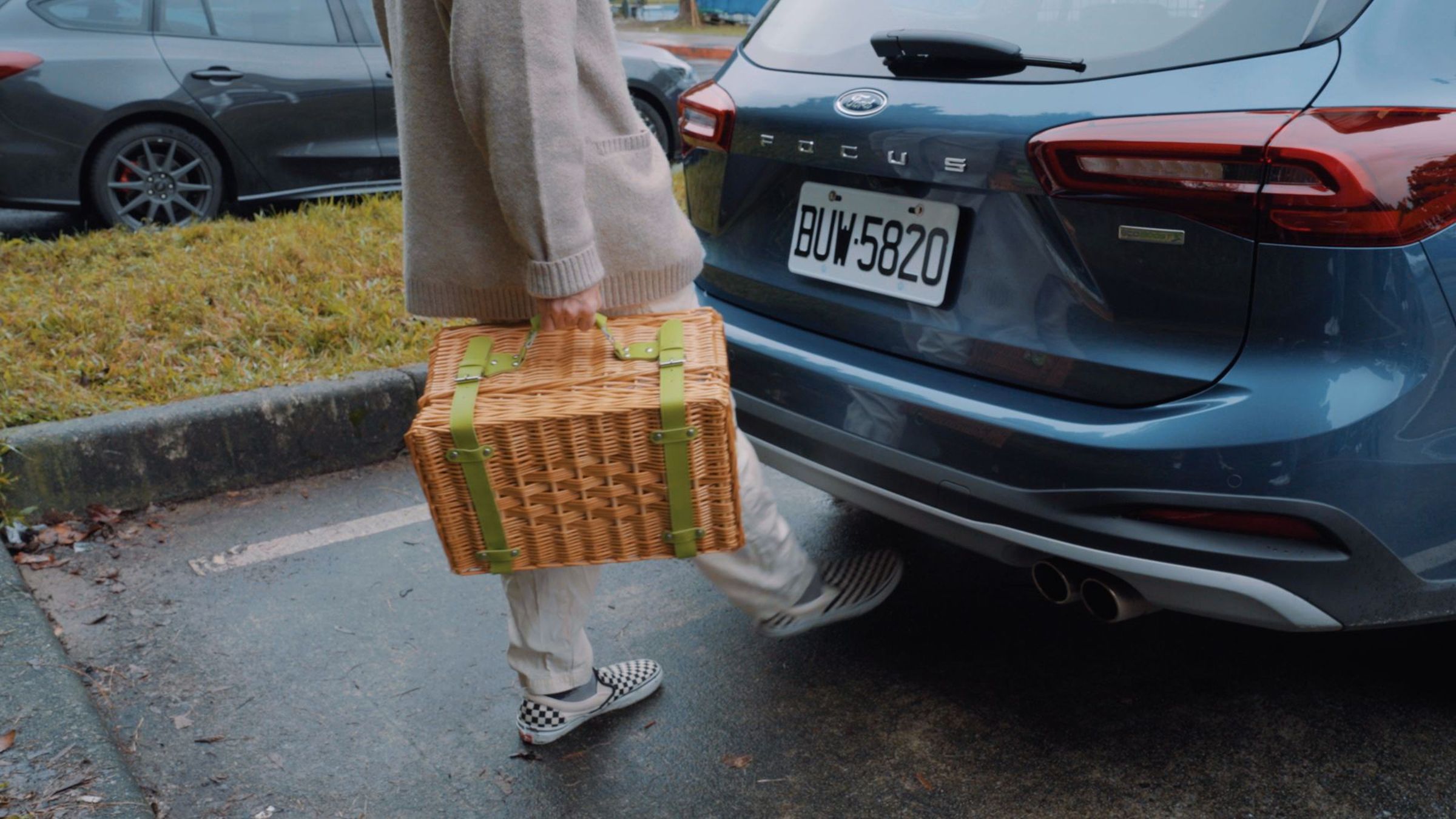 NEW FORD FOCUS ACTIVE WAGON同樣有搭載足踢式電動尾門，即使手搬重物也可以輕鬆將後車廂關上。