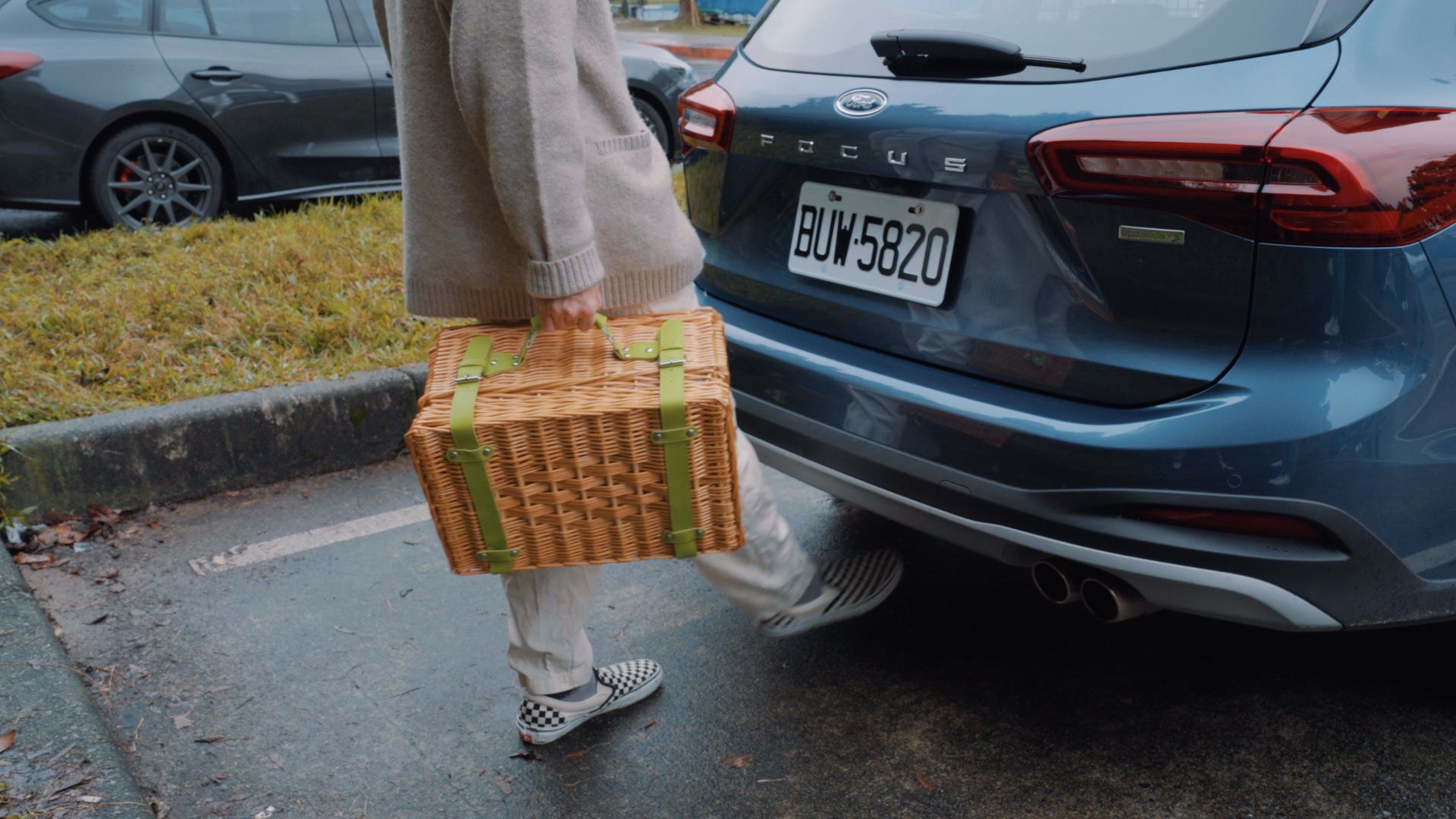 NEW FORD FOCUS ACTIVE WAGON同樣有搭載足踢式電動尾門，即使手搬重物也可以輕鬆將後車廂關上。