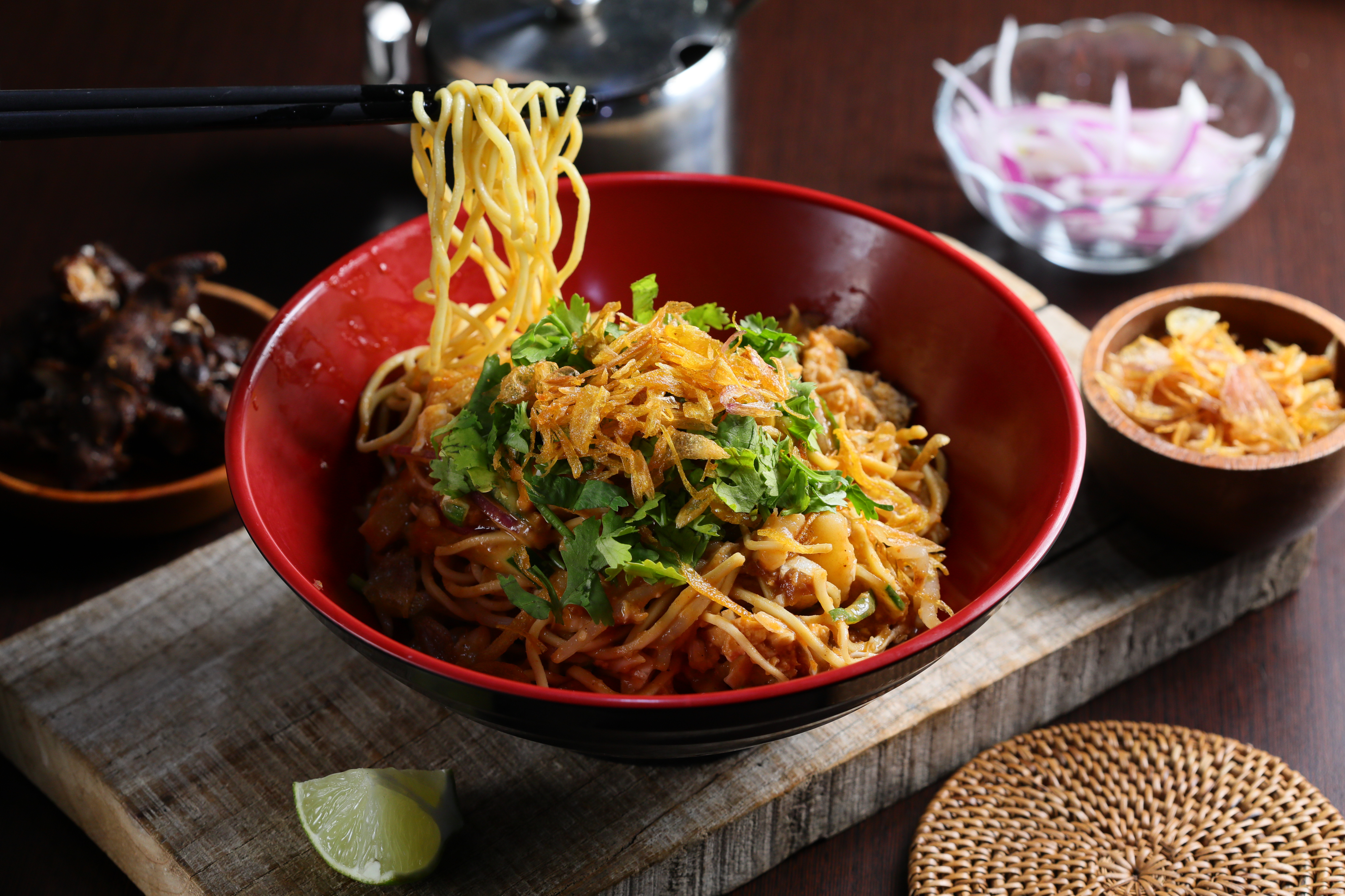 加入羅望子醬調味的緬甸涼拌麵，開胃程度不輸台式麻醬涼麵。