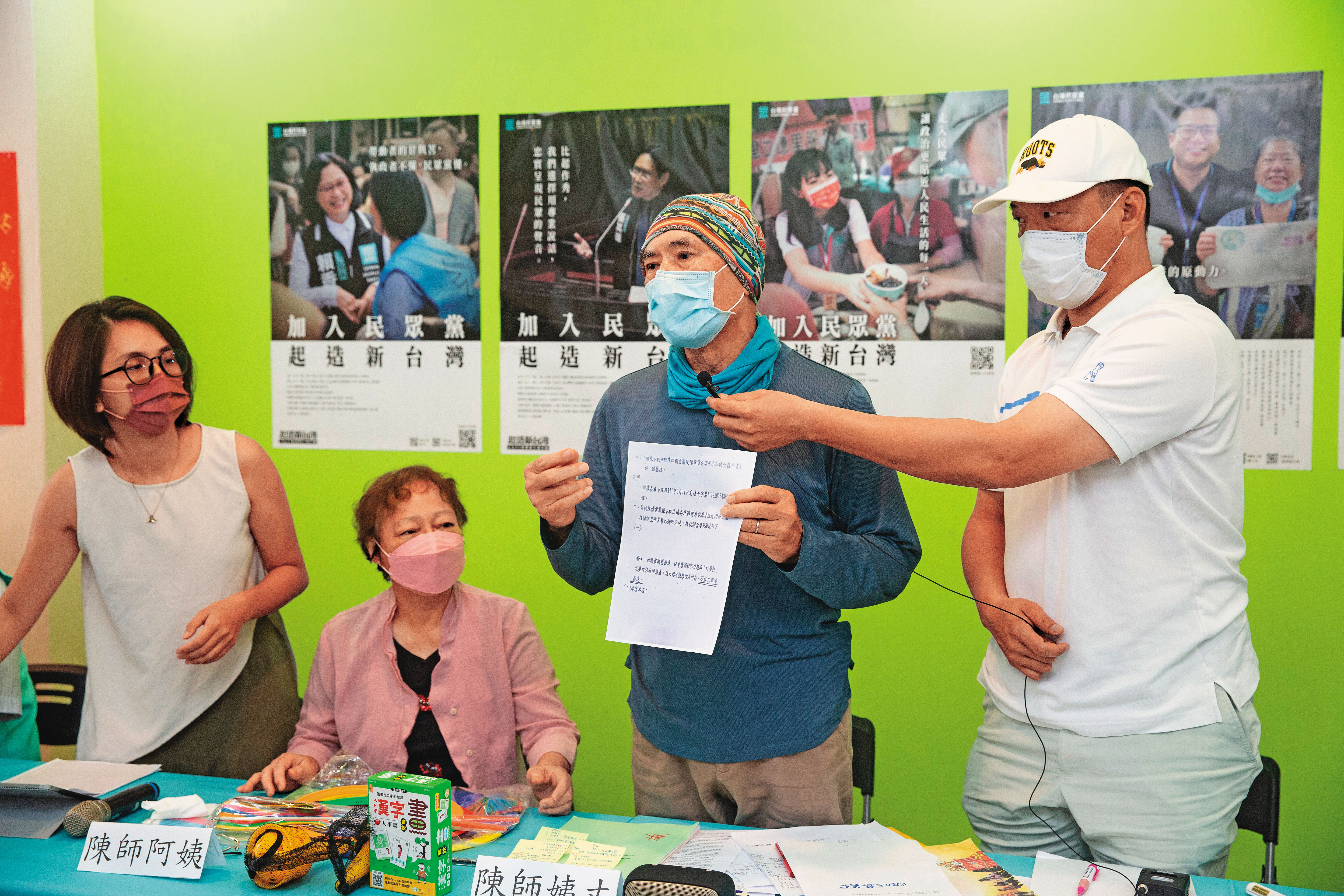 受霸凌輕生教師的姨丈（右2）痛批林立生推諉卸責、德不配位。