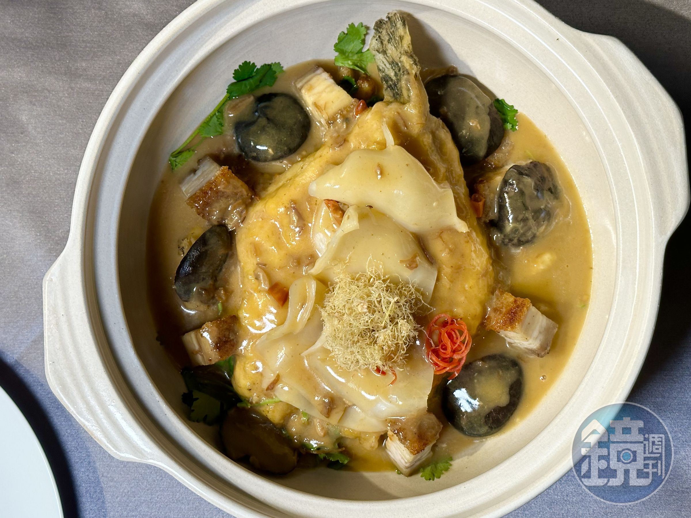 「香宮招牌X.O.醬花膠龍膽煲」龍膽石斑燒得透味，醬香十足，花膠微微黏口。（3,880元／份）