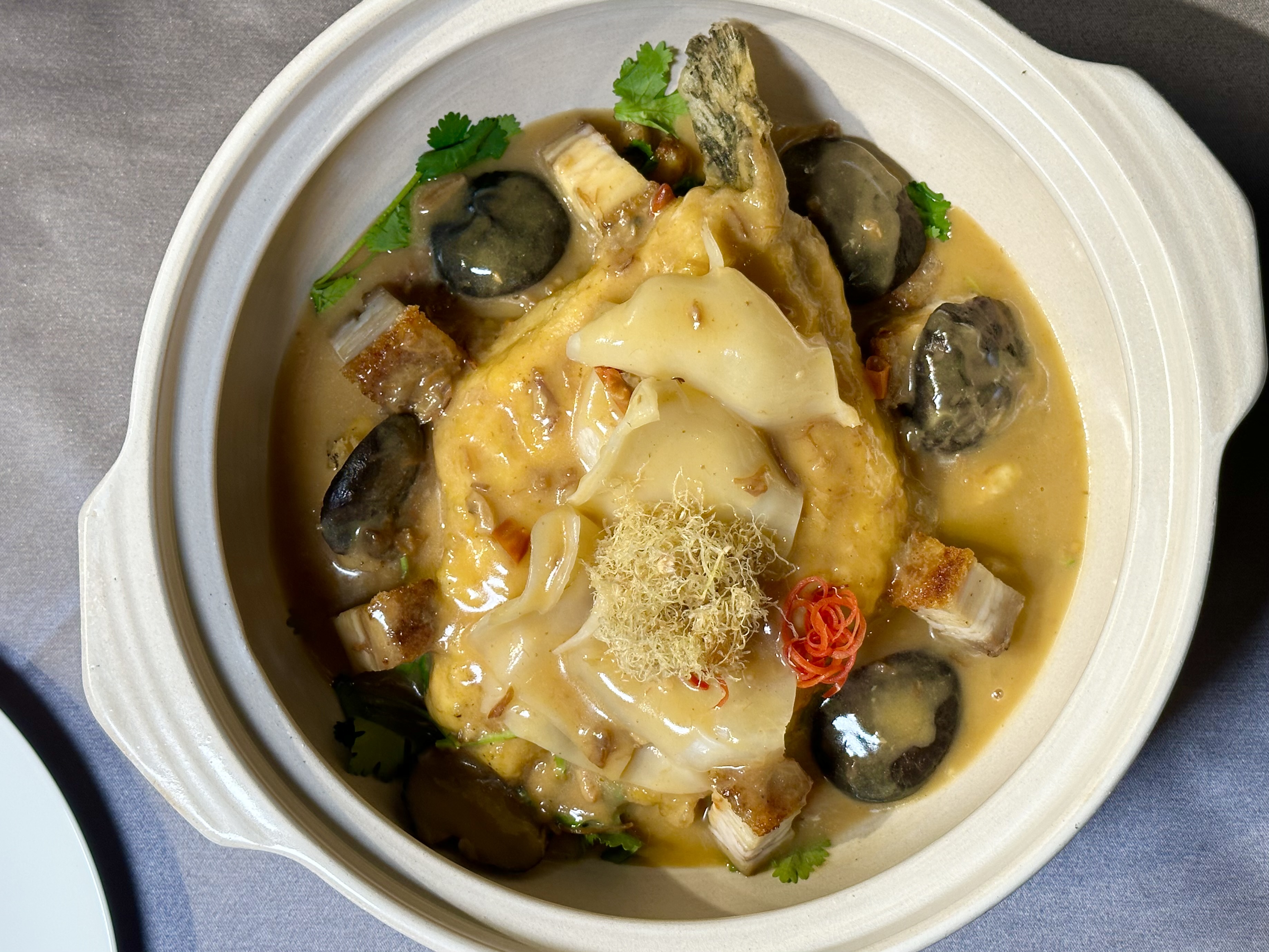 「香宮招牌X.O.醬花膠龍膽煲」龍膽石斑燒得透味，醬香十足，花膠微微黏口。（3,880元／份）