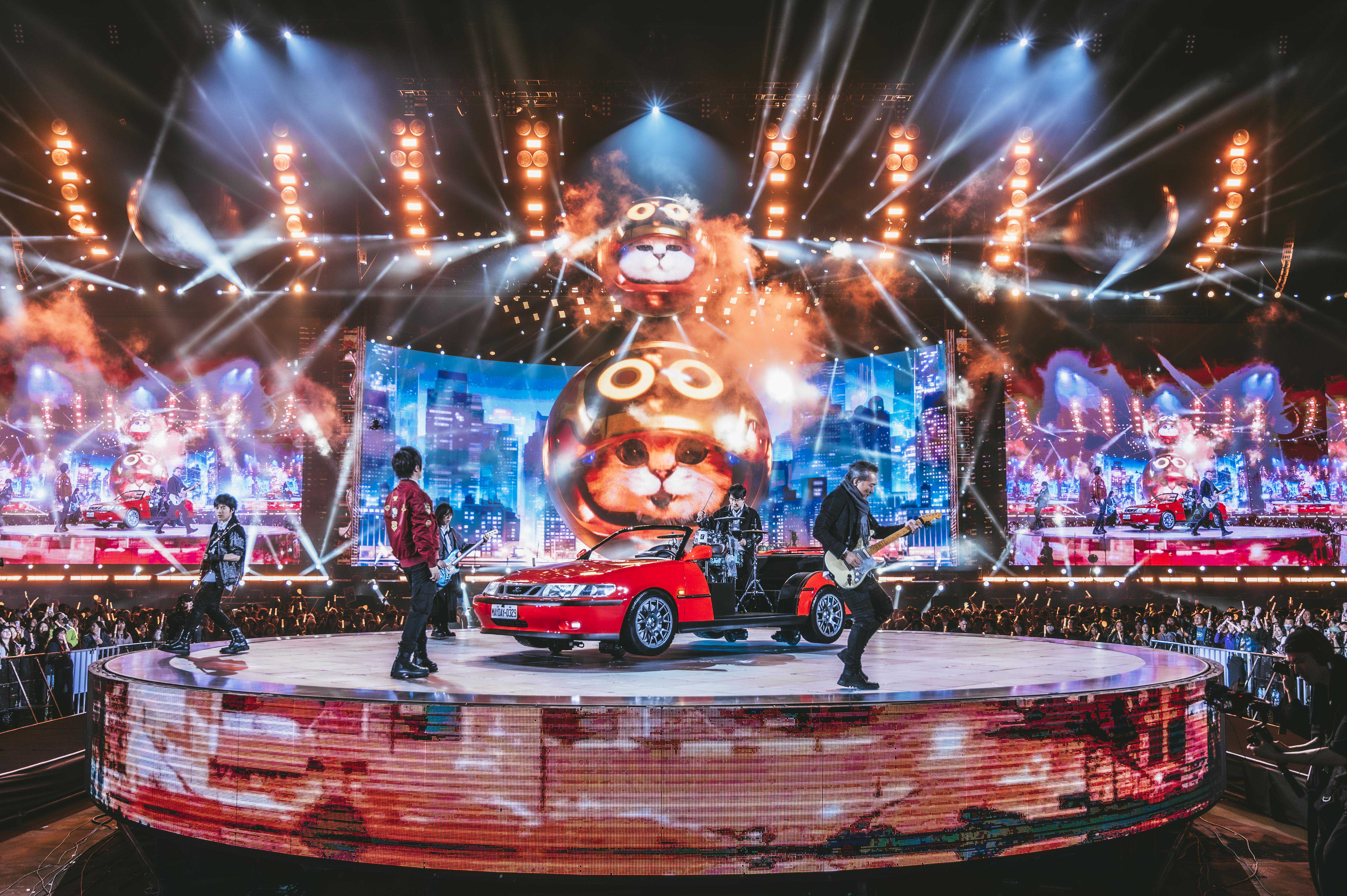 巨型五球、華麗的舞台視訊，和環場巴士將全都運到美國。（相信音樂提供）