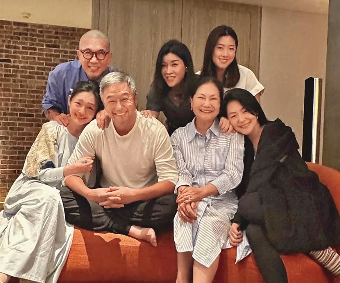具俊曄（後左）為了融入大S（前左）的家人和朋友，付出了相當大的努力。（翻攝自林慧晶IG）