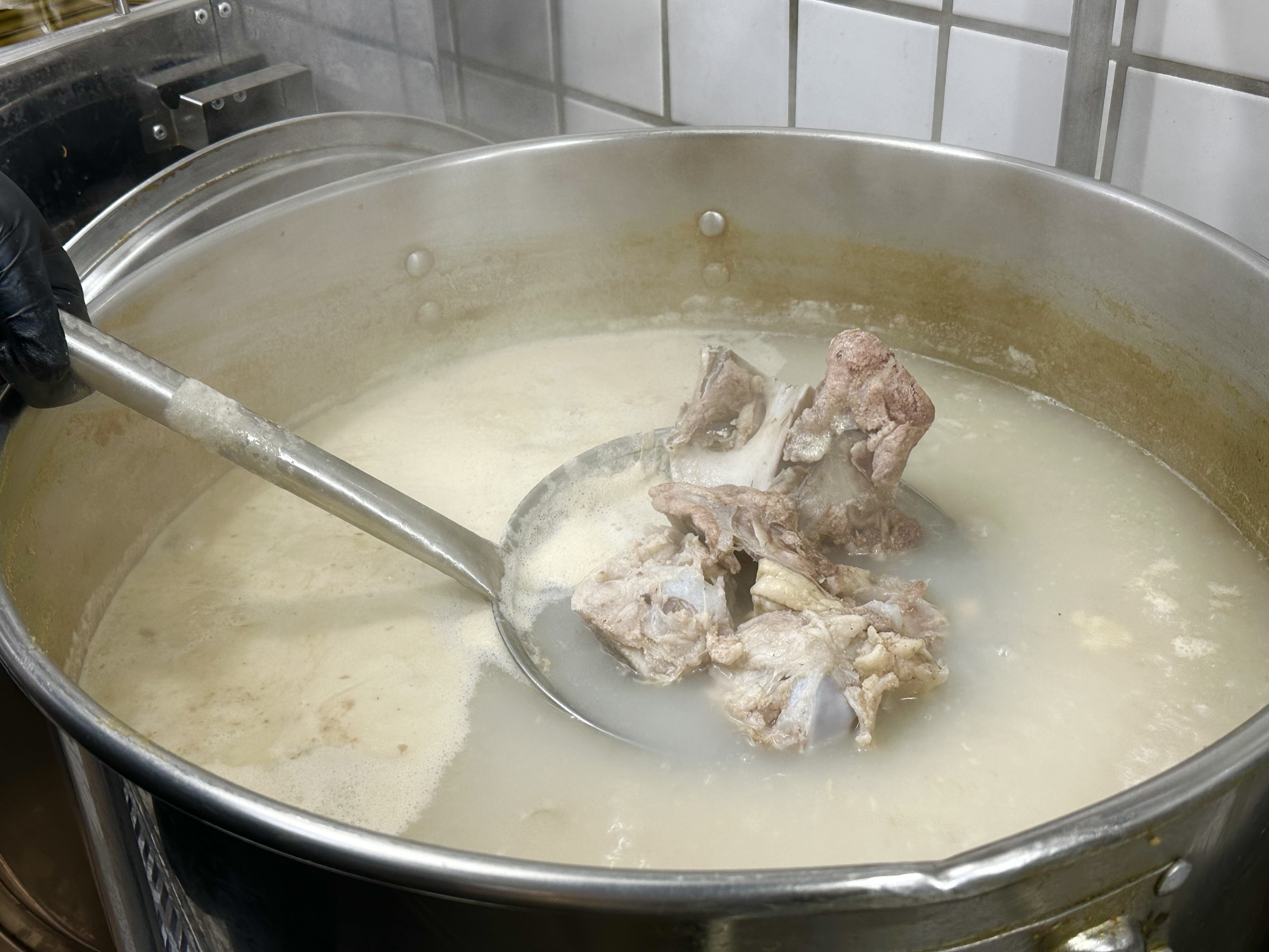 酸菜魚湯底以魚、豬、雞骨熬成，清爽有味。