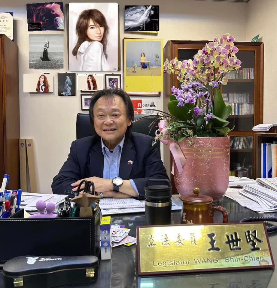 有網友把王世堅身後牆上的個人照,通通P成田馥甄的肖像,王世堅表示「不敢與世界為敵。」(翻攝王世堅臉書)