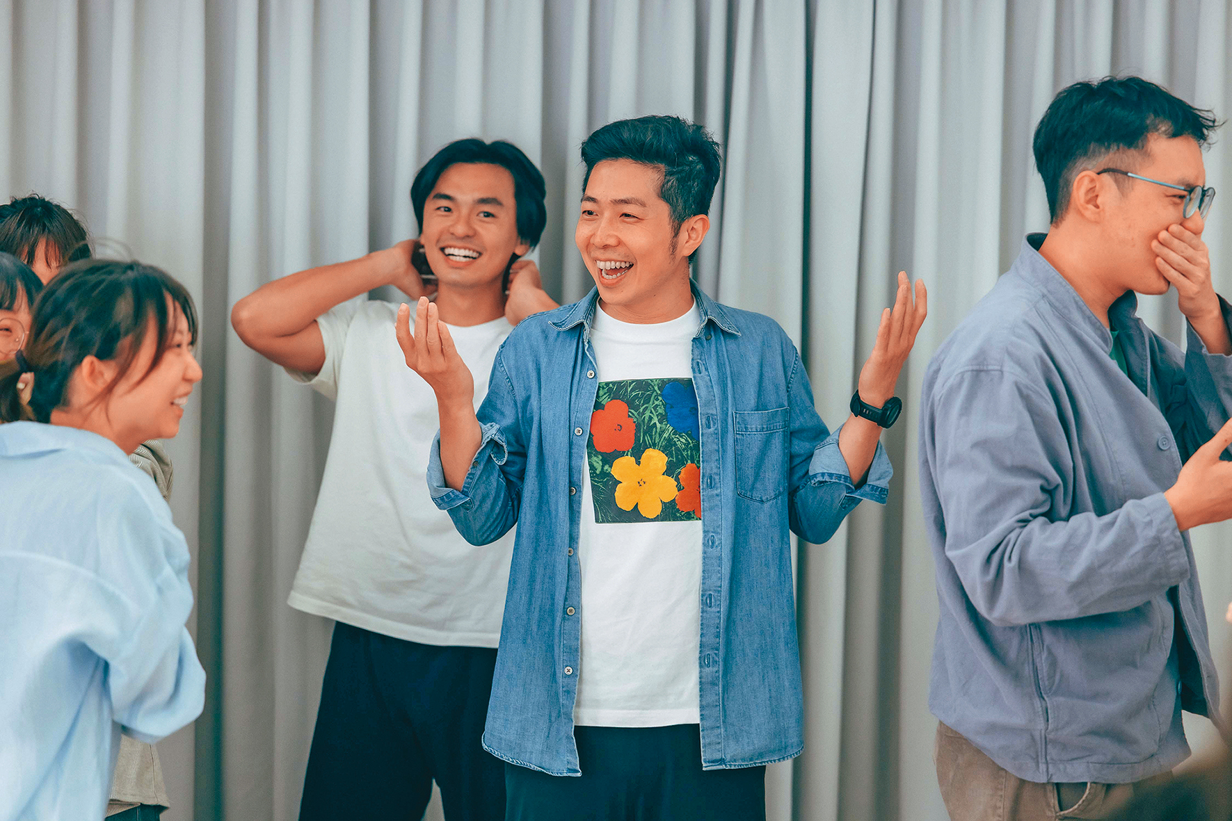 加藤拓也4月在台舉辦「台詞 Unplugged:聲音與情感的自由實驗」演員工作坊,有10多名台灣演員參與交流。(四把椅子劇團提供)