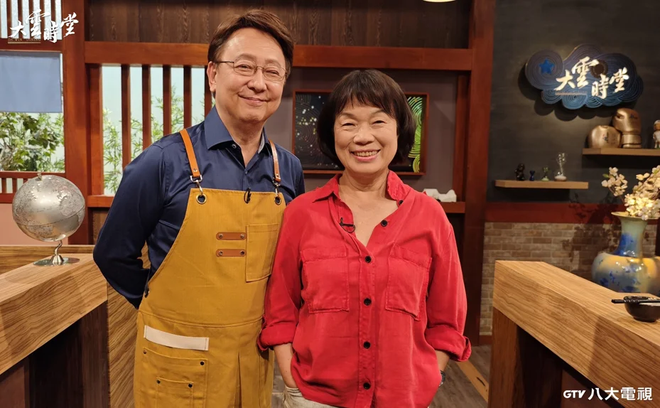 李四端錄影訪問龍應台。（八大提供）