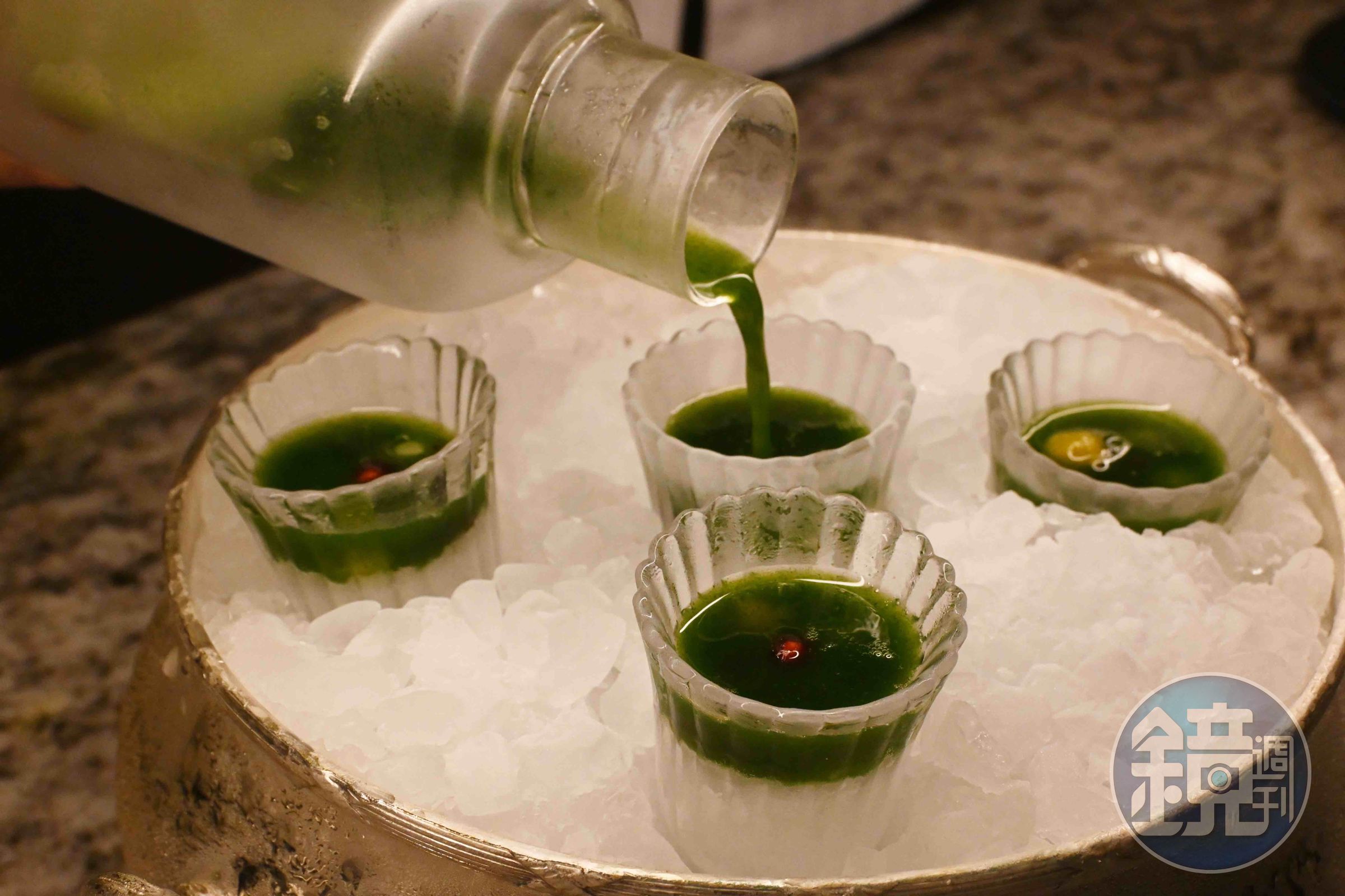 餐前先來一杯「Garden Shot」，以小花園直送的新鮮蔬果、香草打汁，用草本香氣打開食慾。