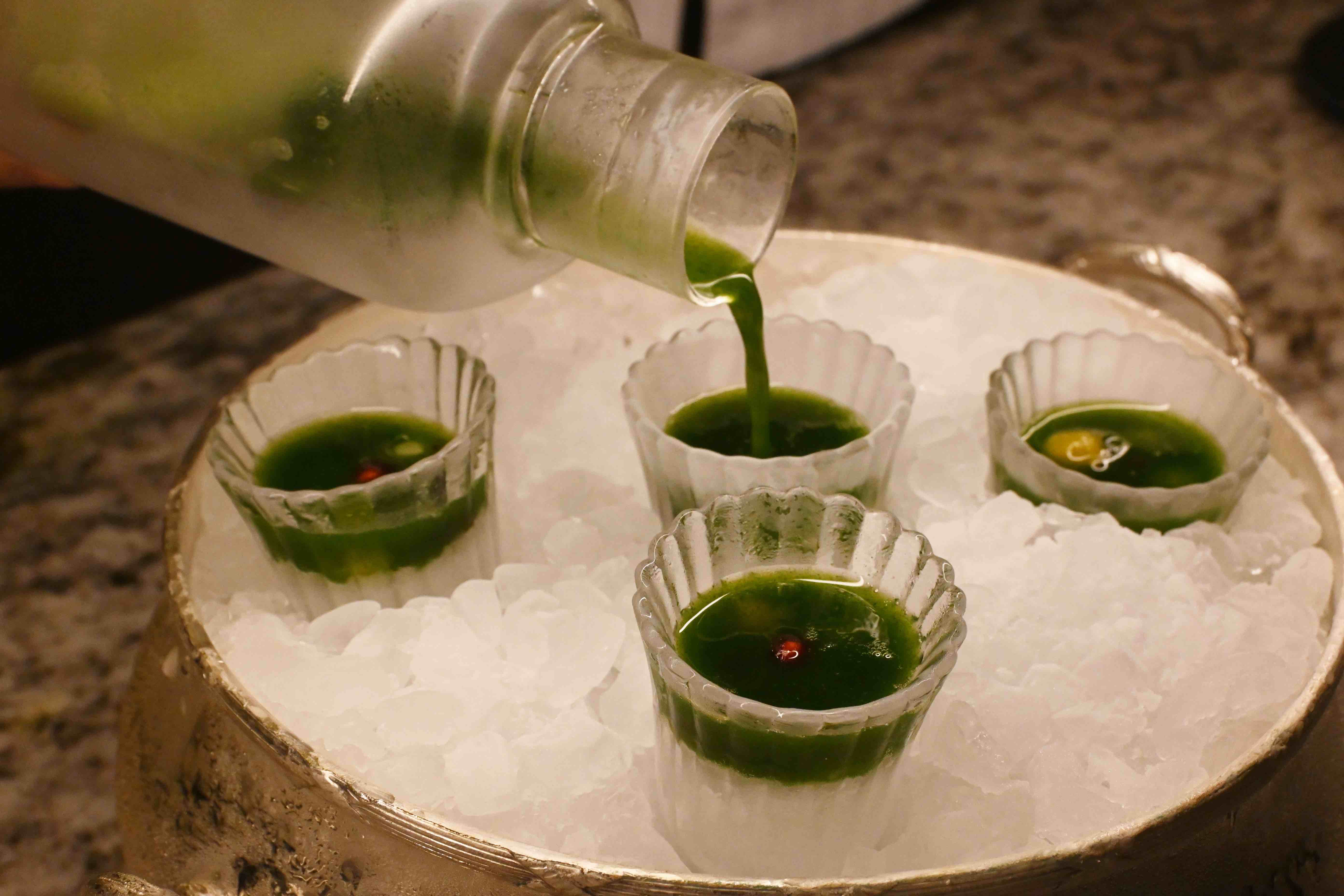 餐前先來一杯「Garden Shot」,以小花園直送的新鮮蔬果、香草打汁,用草本香氣打開食慾。