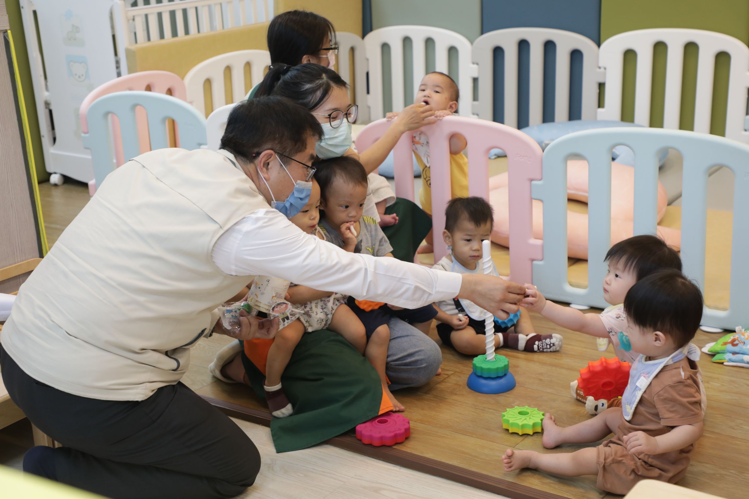 台南市長黃偉哲盼中央地方持續聯手，減輕家長育兒負擔。（南市教育局提供）