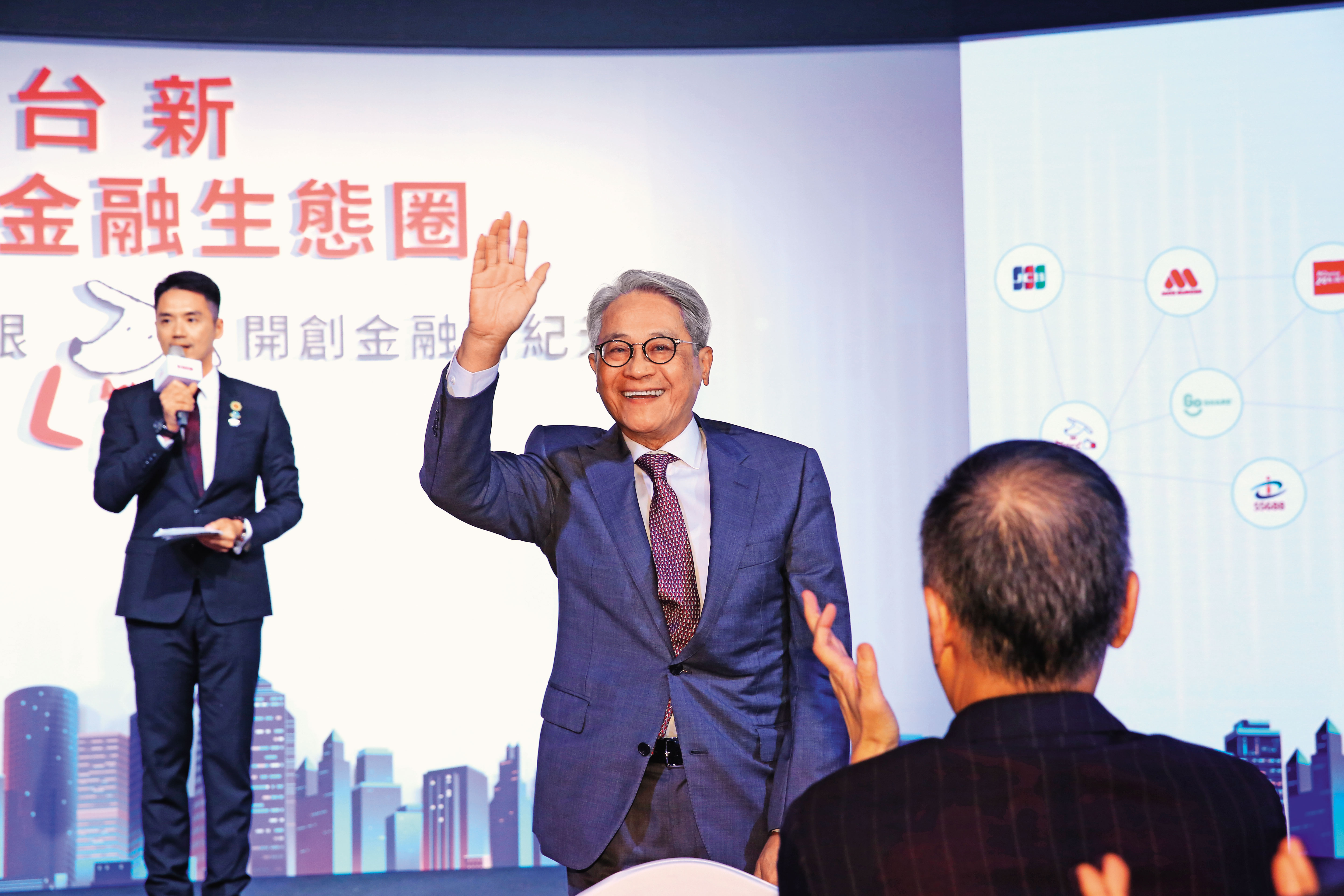 吳東亮（右）收購新光金第一次收購價約每股11元，後調高到約每股14元。