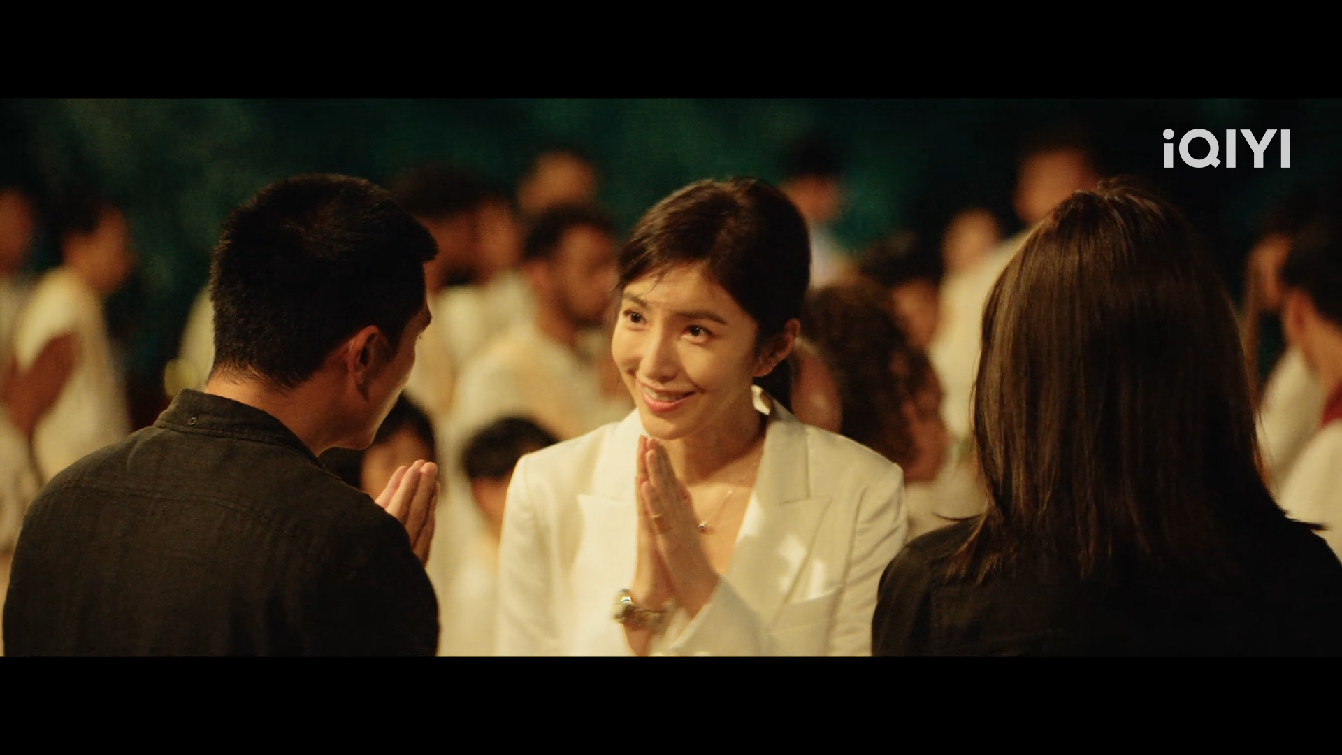 《唐人街探案2》楊謹華劇中變身靈修團體主理人控制教友。（愛奇藝提供）