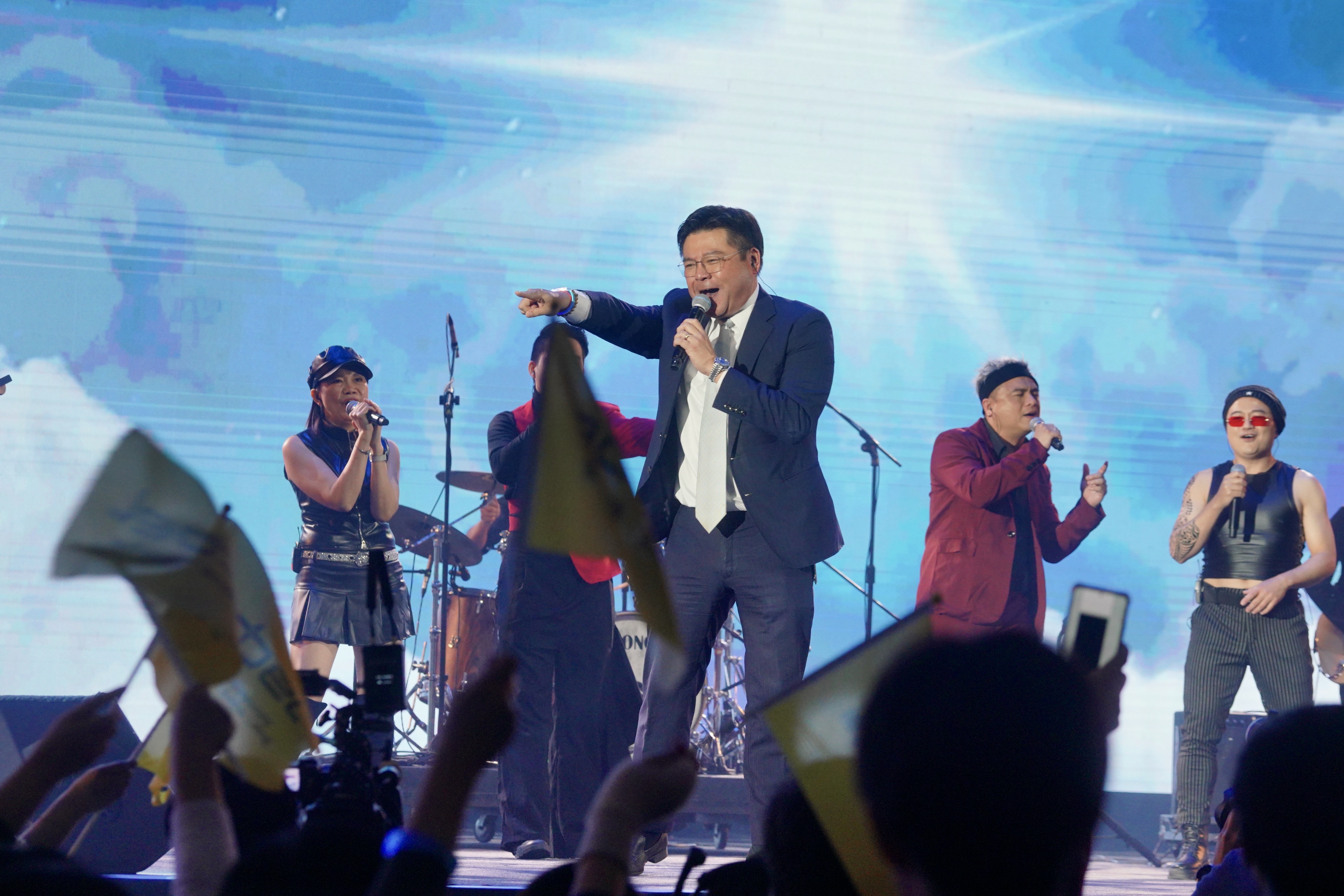 金寶董事長許介立一襲西裝，拿起麥克風開唱又非常搖滾風！