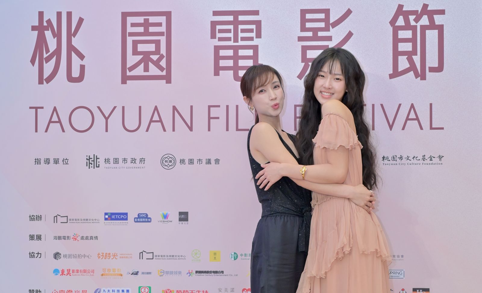 桃影學姊妹/曾共演《陽光女子》 小薰、何曼希桃影相見歡 林柏宏首摘影帝