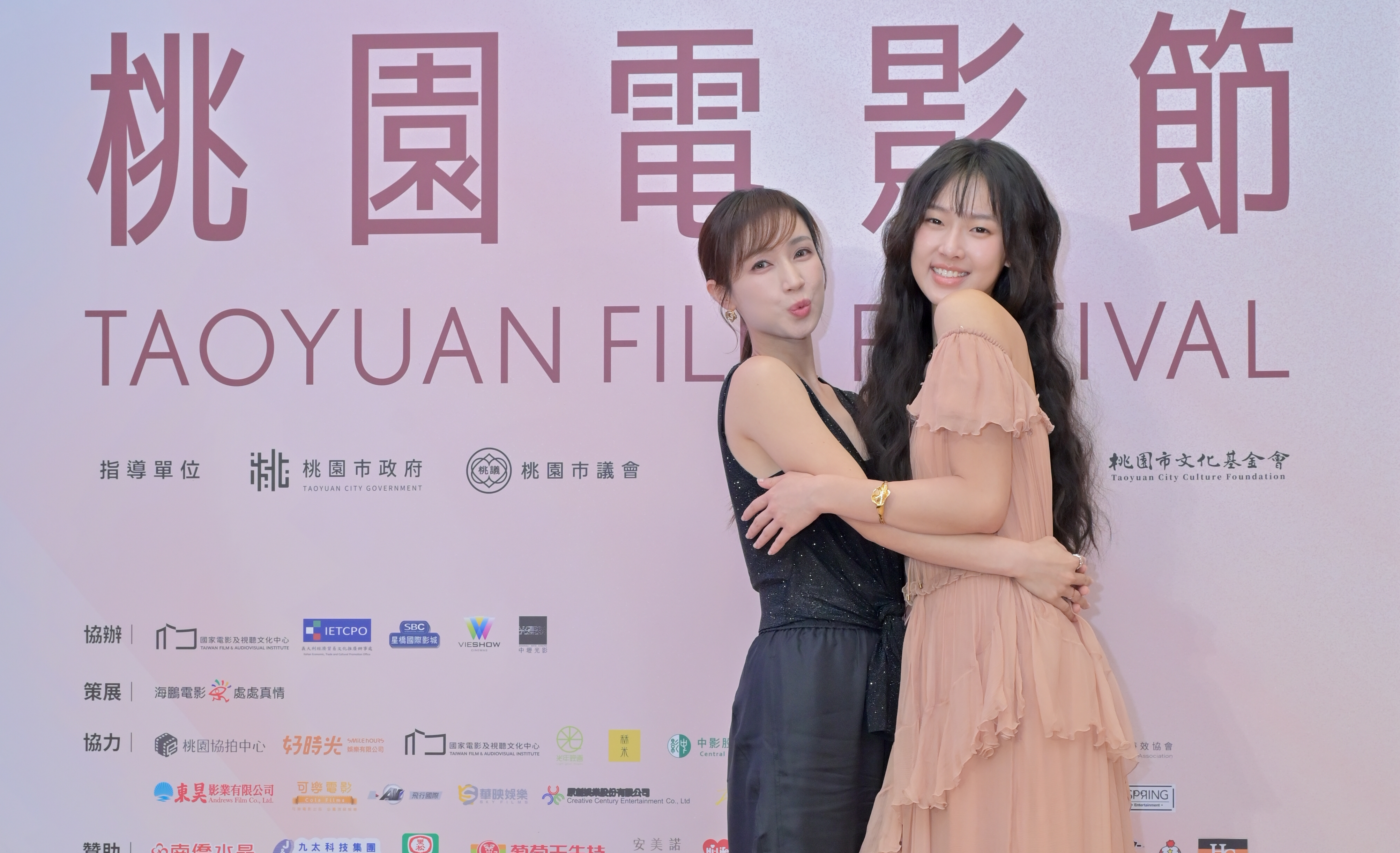 桃影學姊妹/曾共演《陽光女子》 小薰、何曼希桃影相見歡 林柏宏首摘影帝