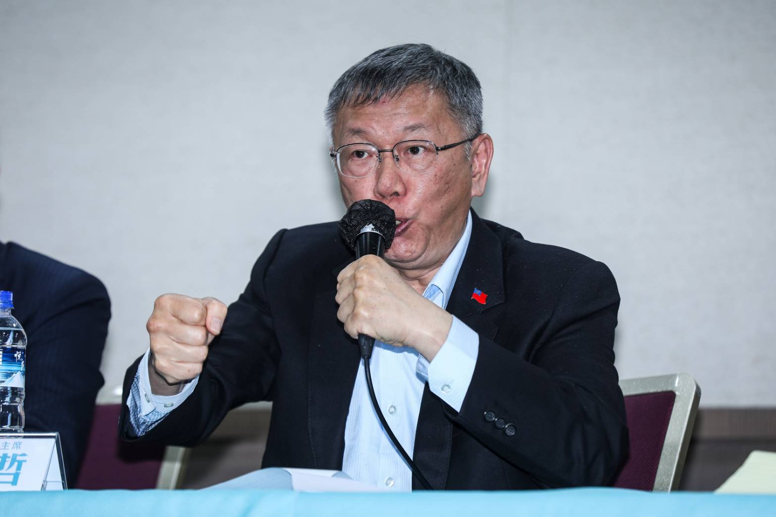 柯文哲今日表示，既然是烏龍，「處罰一下就好，不需要這樣吧。」更再嗆民進黨製造分裂、對立、仇恨，把台灣社會的善良抹煞掉。（鏡報鄒保祥）